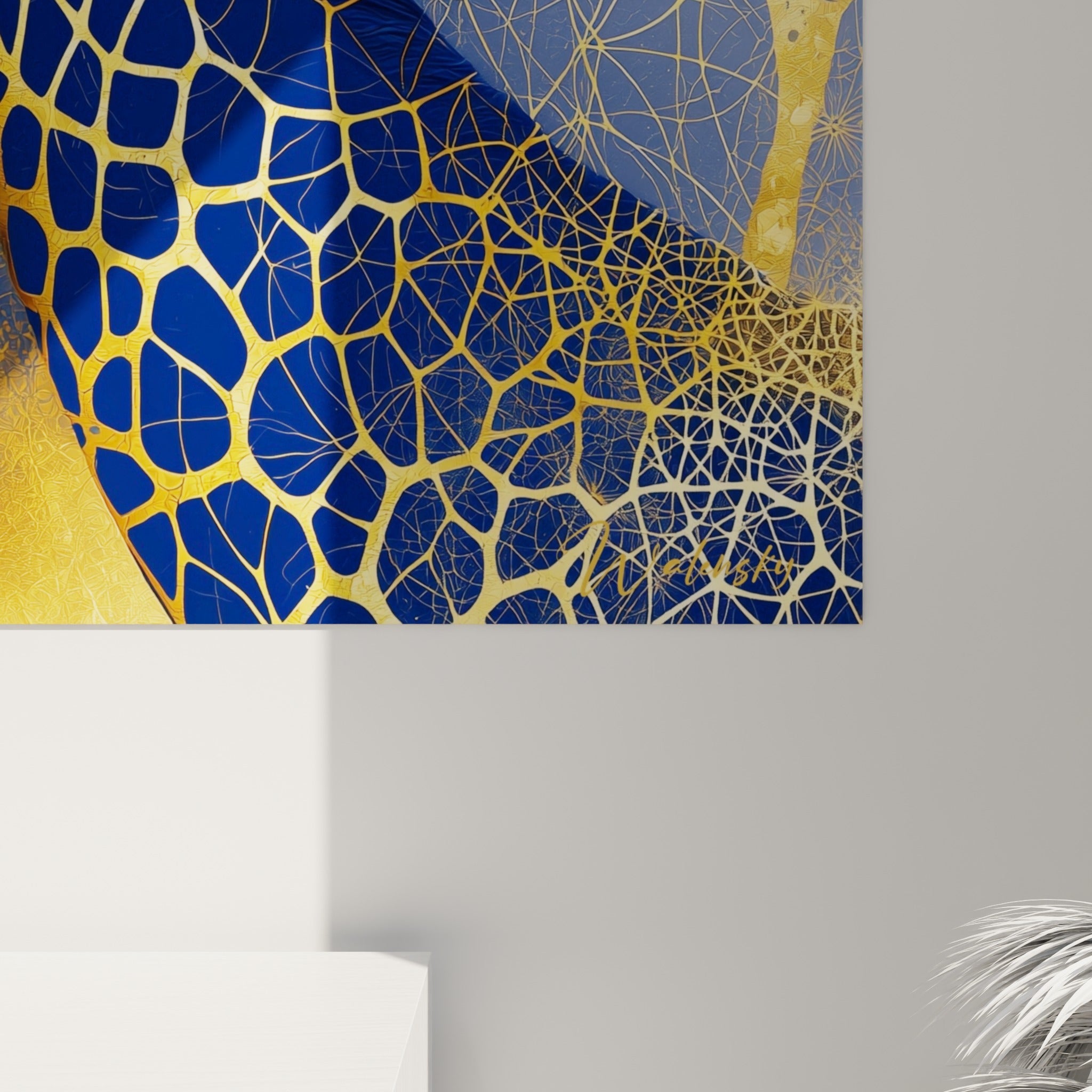 Texture dorée finement travaillée sur peau bleu marine, grain artistique visible en gros plan sur la toile