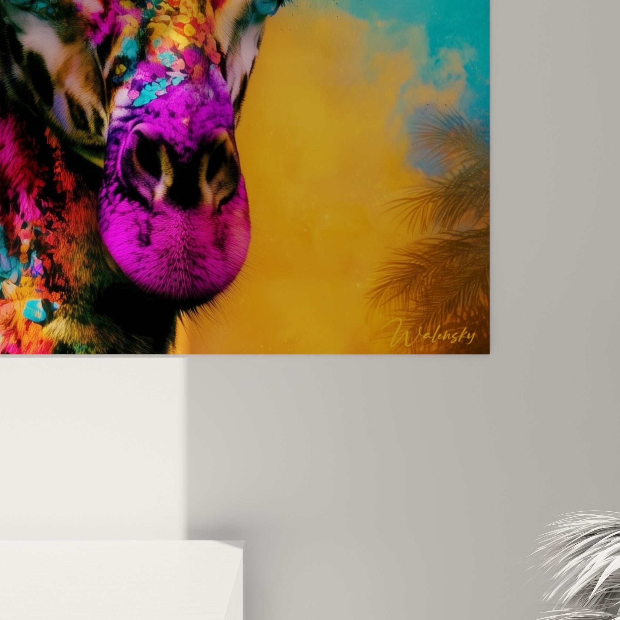 Détail des éclaboussures dorées et turquoise sur le pelage texturé de la girafe fuchsia