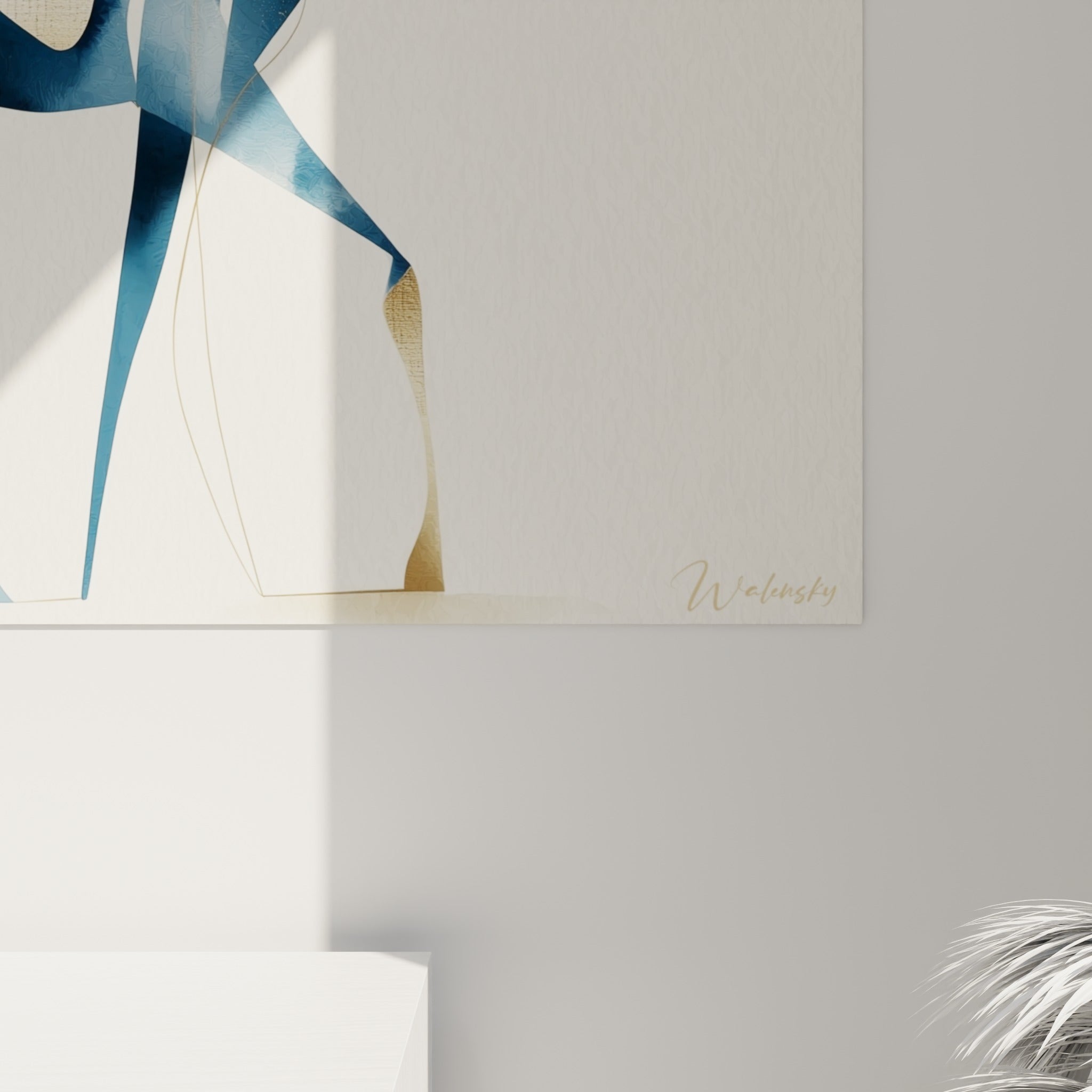 Éclats dorés et bleu marine texturés révélant le grain de l'impression sur toile près de l'encolure