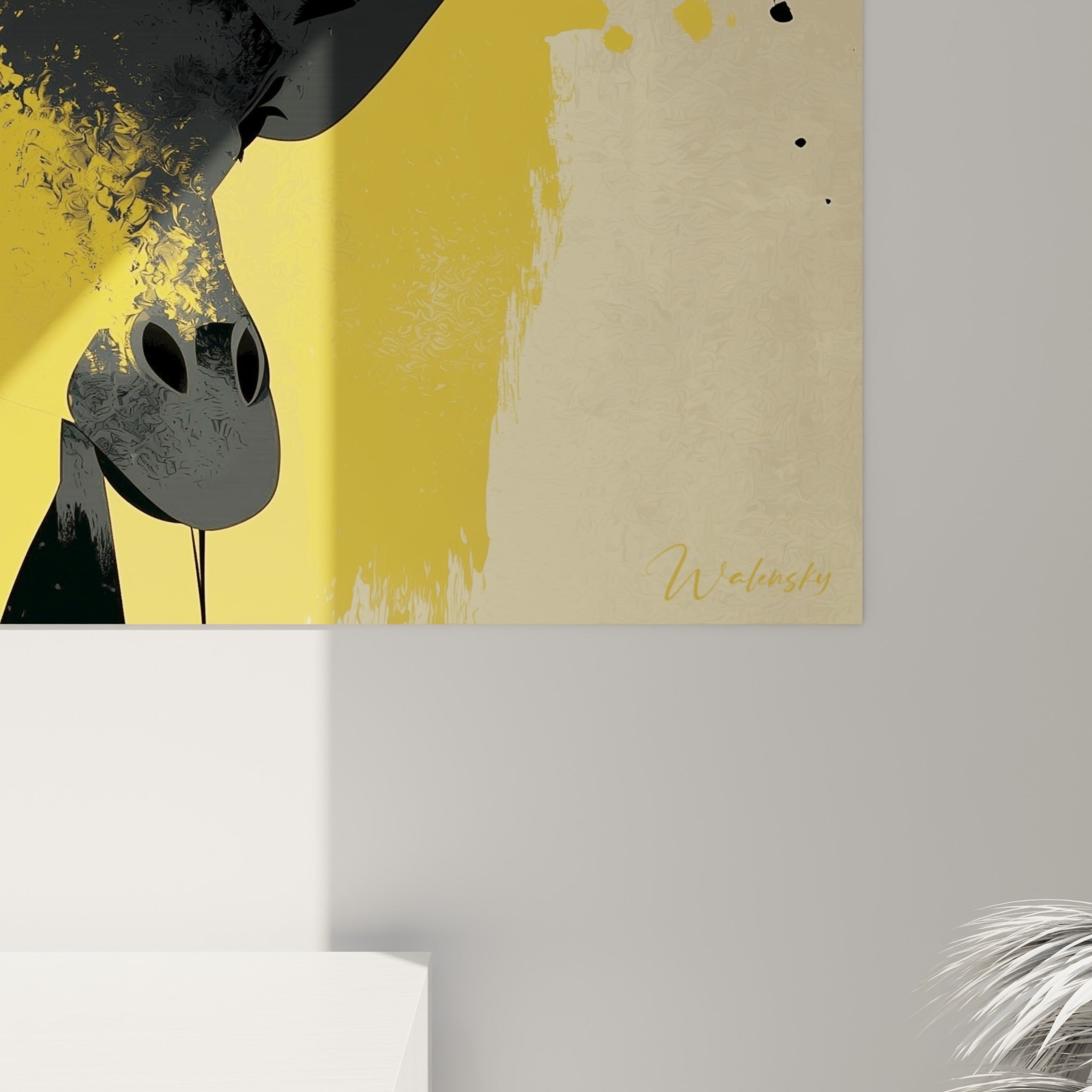 Éclaboussures d'encre noire sur fond jaune moutarde, grain de l'impression visible en gros plan sur la toile