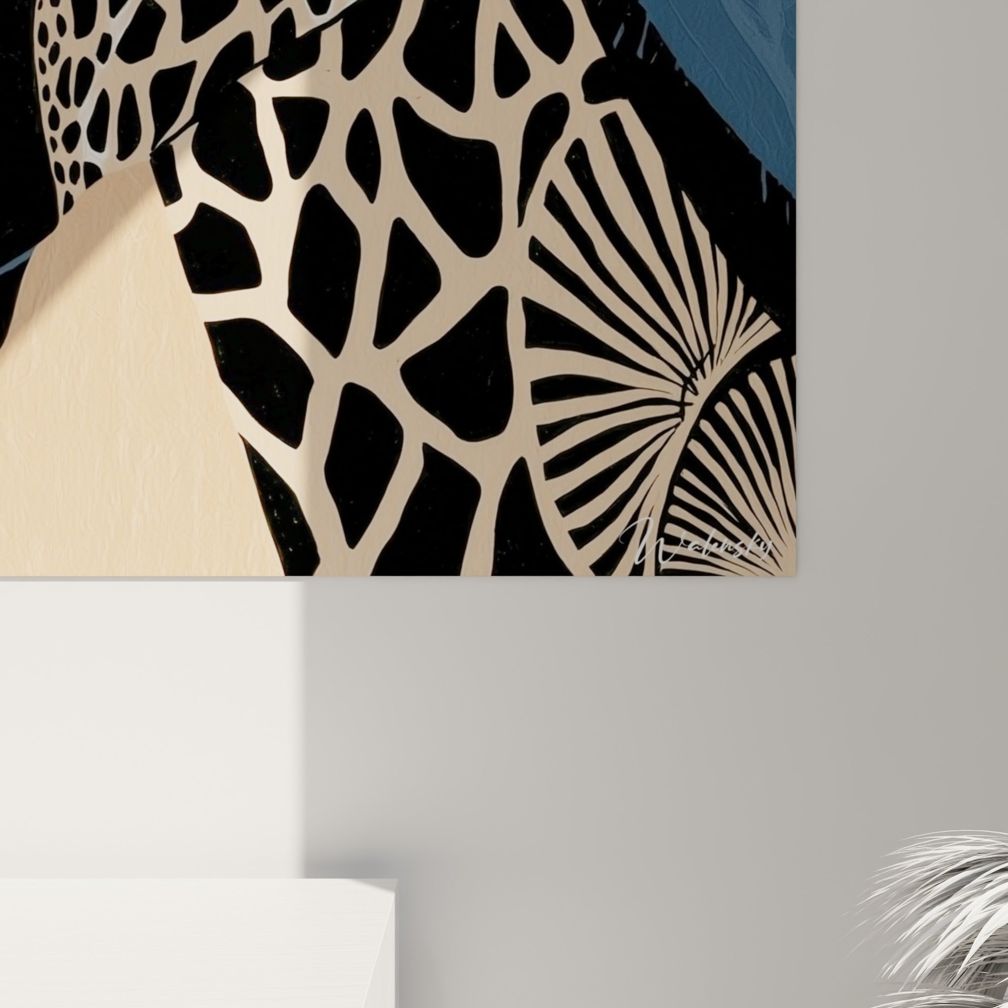 Détail du grain et des aplats noirs sur le pelage beige de la girafe, texture picturale visible