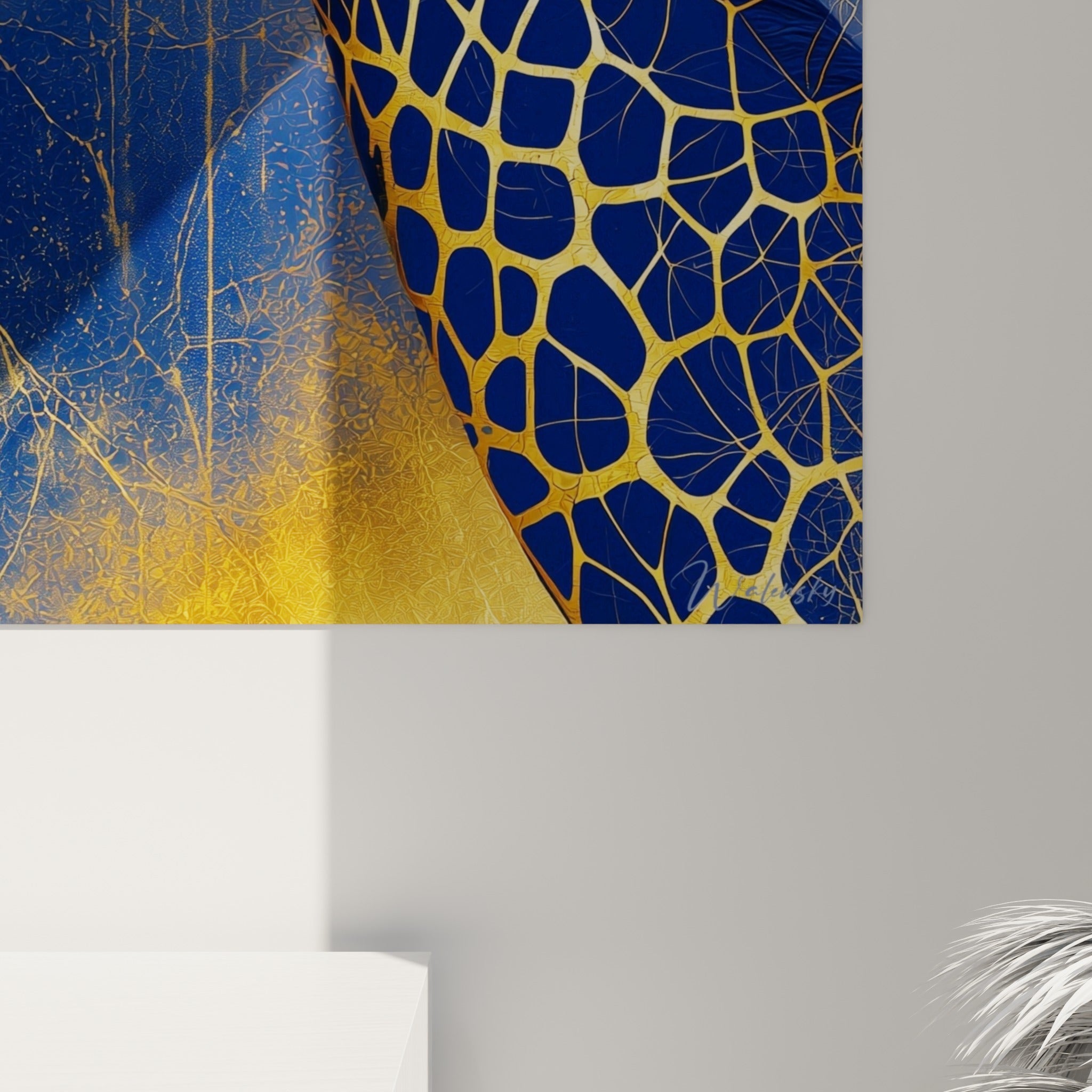 Détail des empâtements dorés en mosaïque sur fond bleu marine texturé, matière et coulures visibles de près