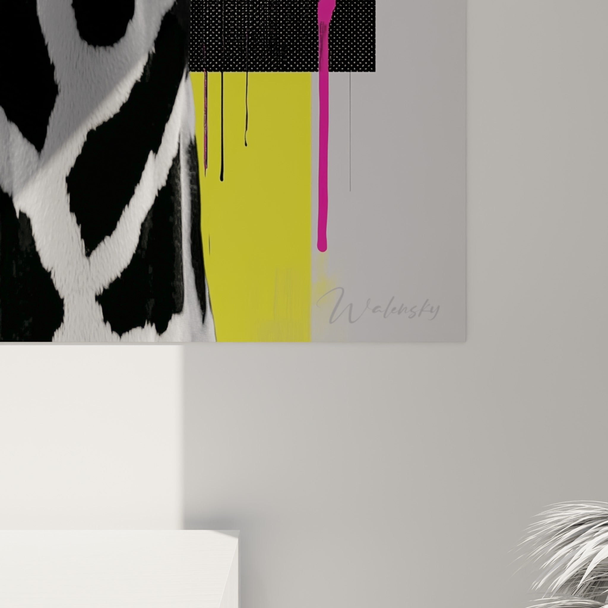 Détail des coulures de peinture jaune et rose fuchsia sur le pelage texturé de la girafe imprimée