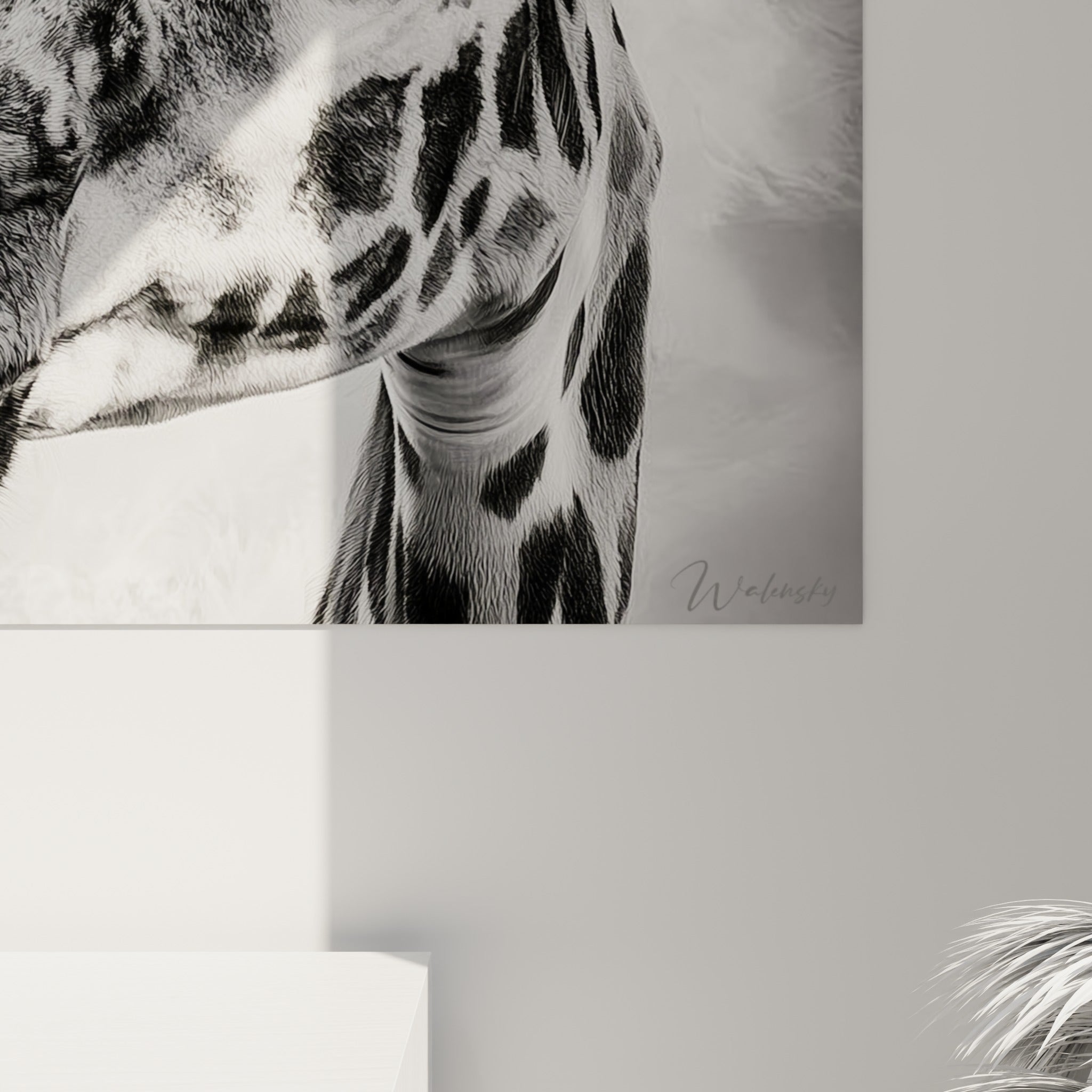 Détail de la texture graphique du pelage tacheté, nuances de gris et noir intense se fondant sur la toile