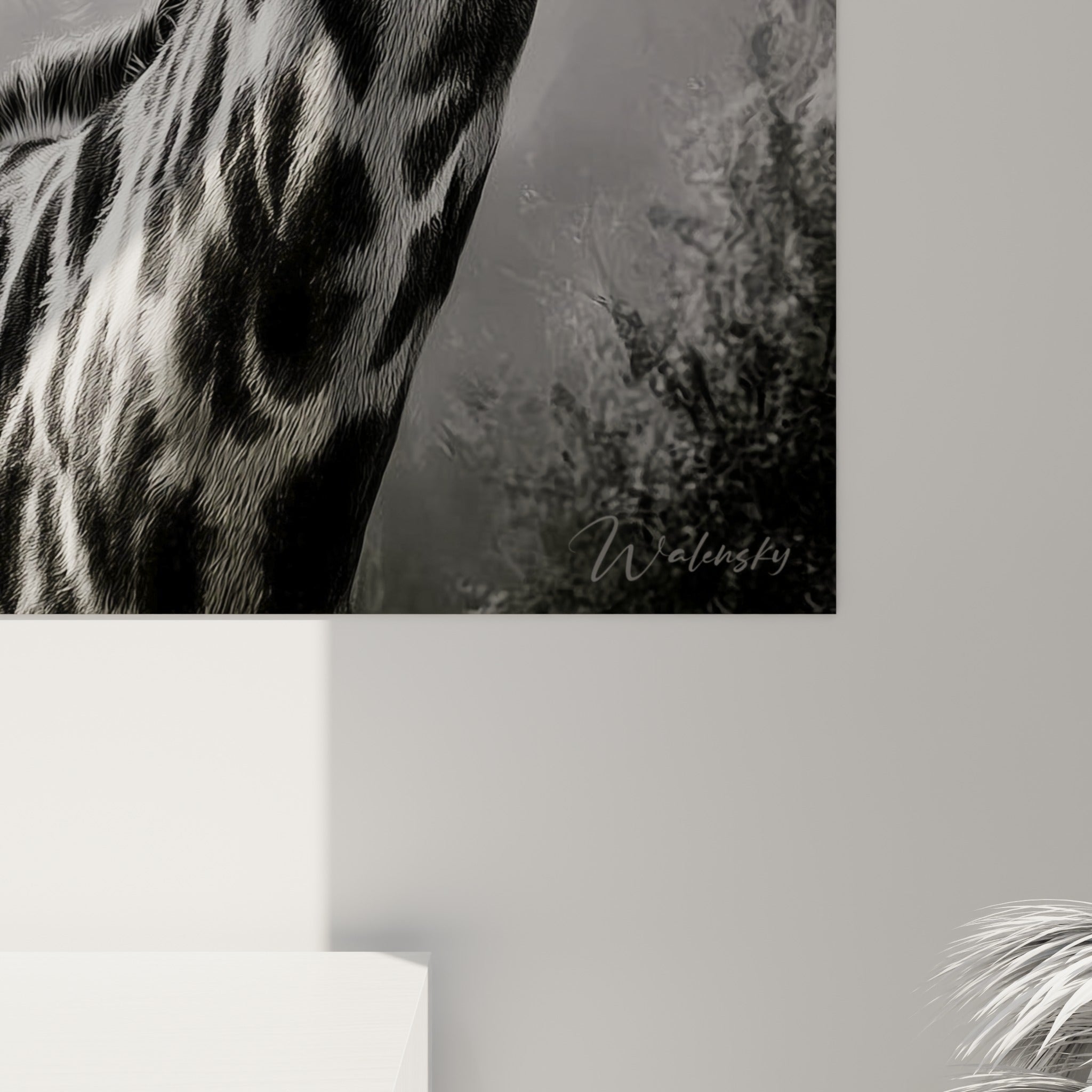 Détail du pelage de girafe en gris fumé et noir profond, texture picturale et empâtements visibles