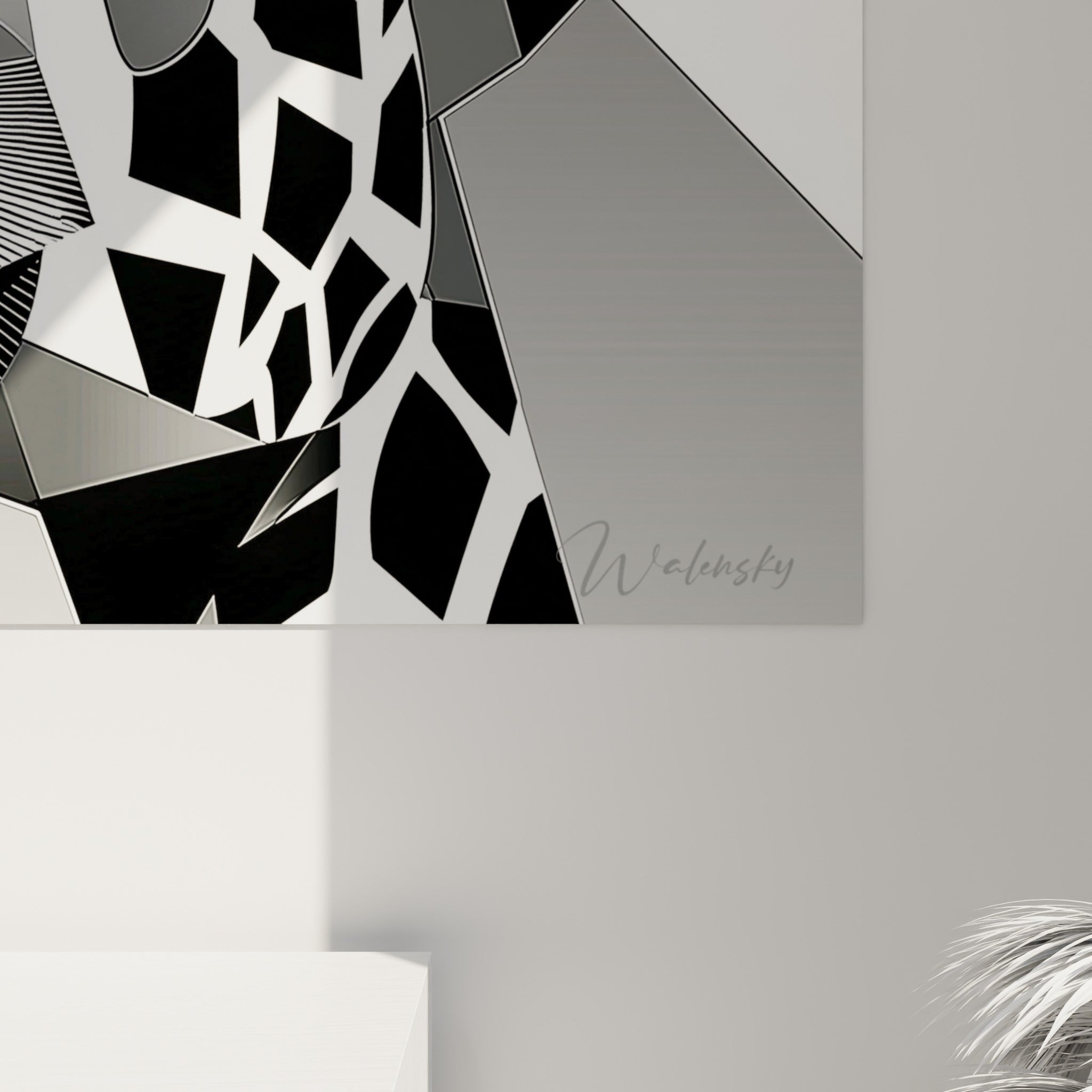 Détail des textures graphiques noires, grises et dorées sur la tête tachetée de la girafe accrochée au mur
