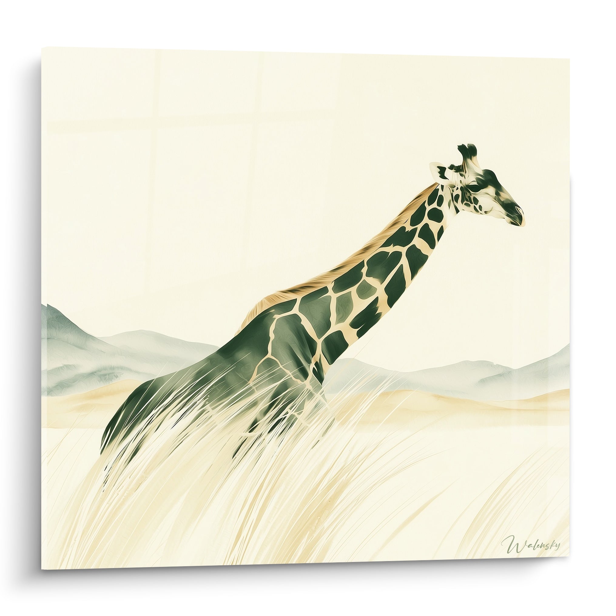 Girafe vert sauge et dorée se fondant dans des herbes hautes sur fond crème clair