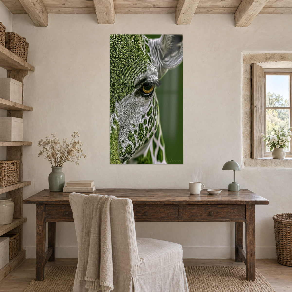 Tableau girafe stylisée au pelage vert tendre et gris clair, œil cuivré, au-dessus d'un bureau en bois brut