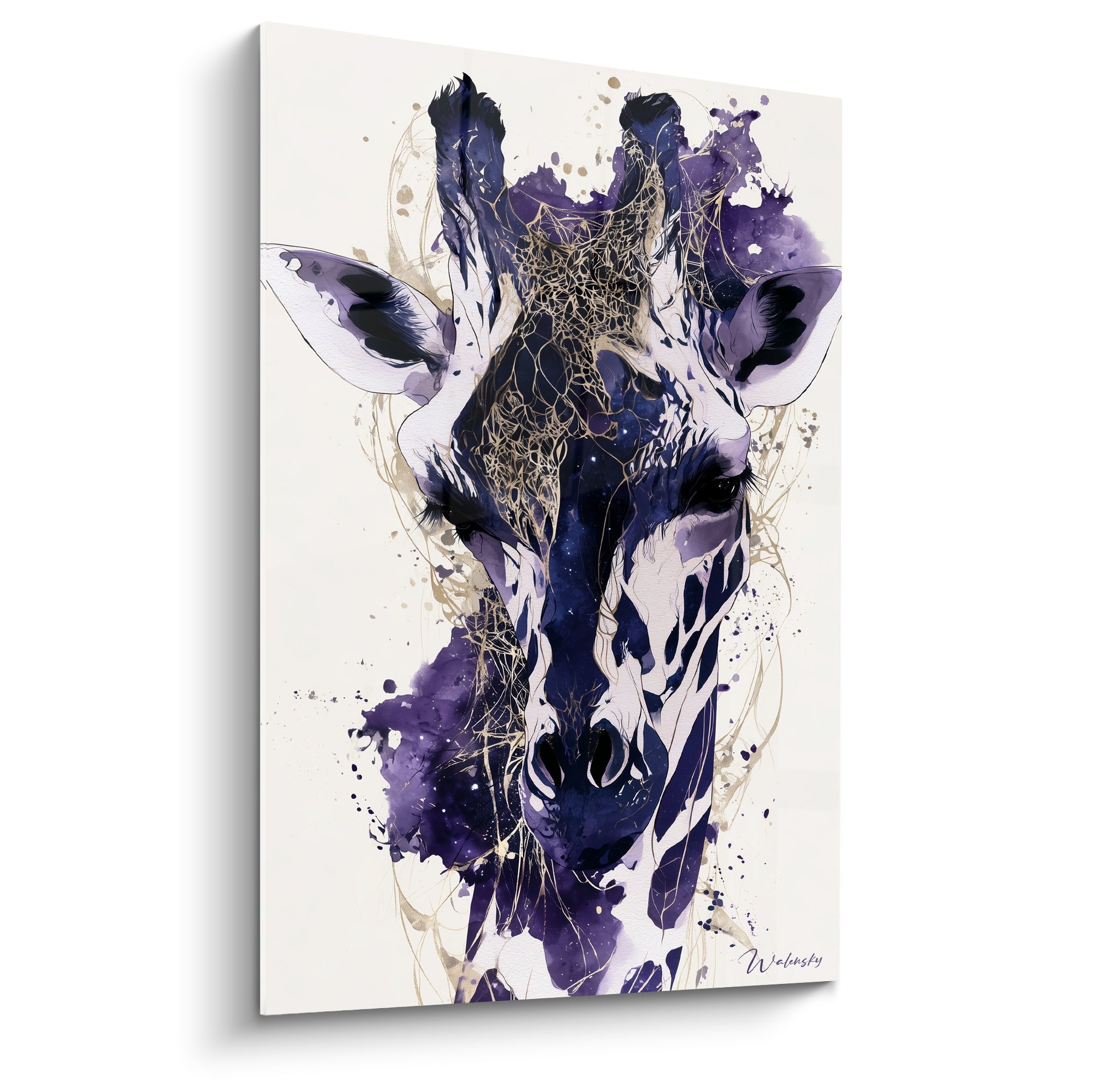 Girafe violette et blanche au regard intense, motifs dorés filiformes sur fond ivoire épuré