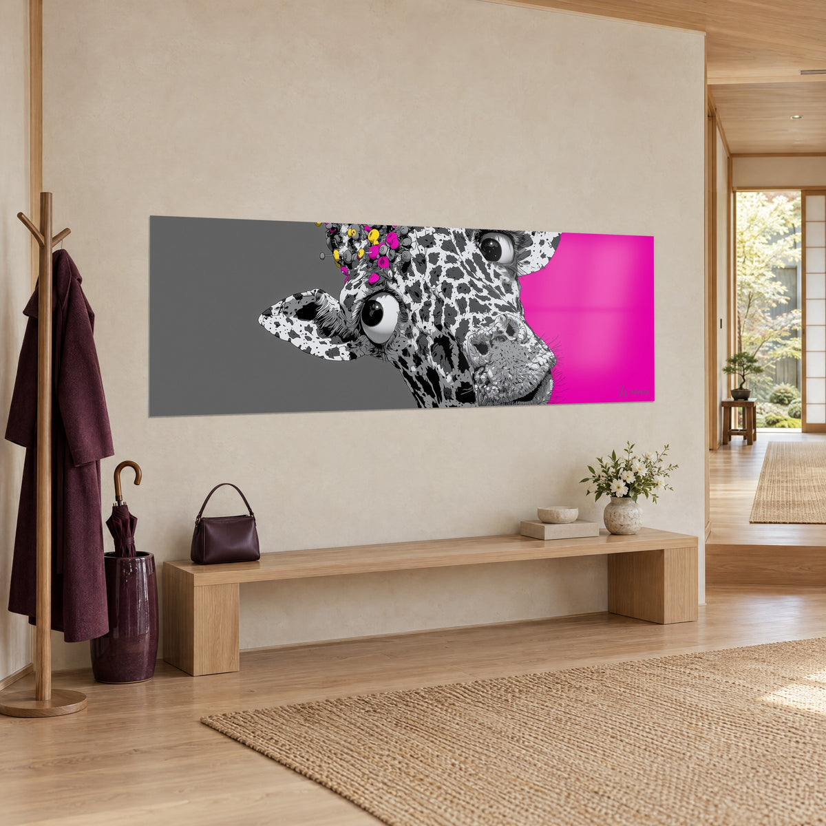 Gemälde Giraffenporträt mit großen, weit aufgerissenen Augen, schwarze und weiße Flecken, fuchsia- und anthrazitgrauer Hintergrund, Japandi-Eingang
