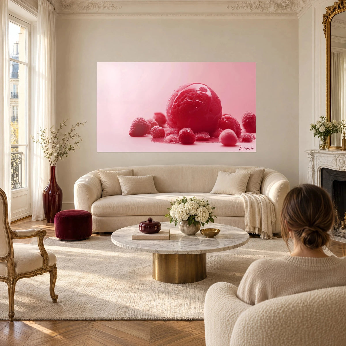 Gemälde Himbeersorbet glänzend, perlend mit rotem Coulis auf zartrosa Hintergrund, über einem Sofa in einem hellen Wohnzimmer