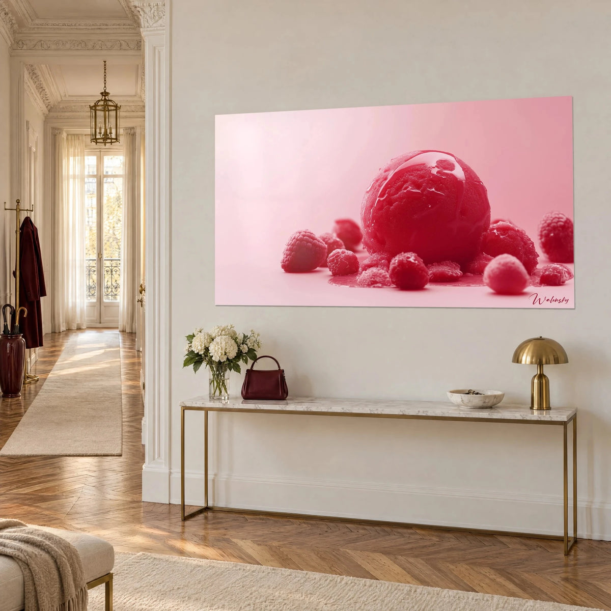 Gemälde Rubinsorbet mit Sirup übergossen, umkreist von gefrorenen Himbeeren, zarter rosa Verlauf, aus Dreiviertelansicht über einer goldenen Konsole