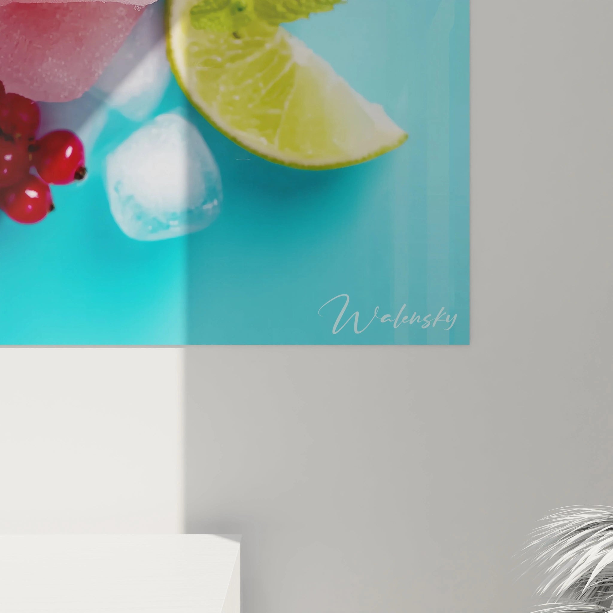 Walensky tableau mural menthe sauvage avec tranche de citron vert glaçon et baies rouges sur fond turquoise
