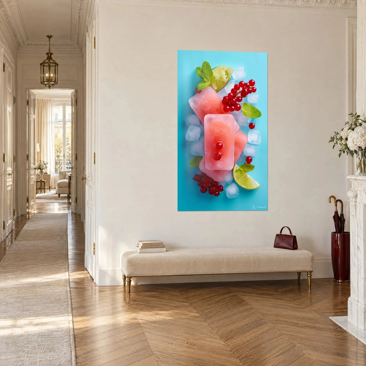 Tableau sorbets givrés couleur pêche, brins de menthe verts et glaçons sur fond bleu ciel, entrée haussmannienne en trois-quarts