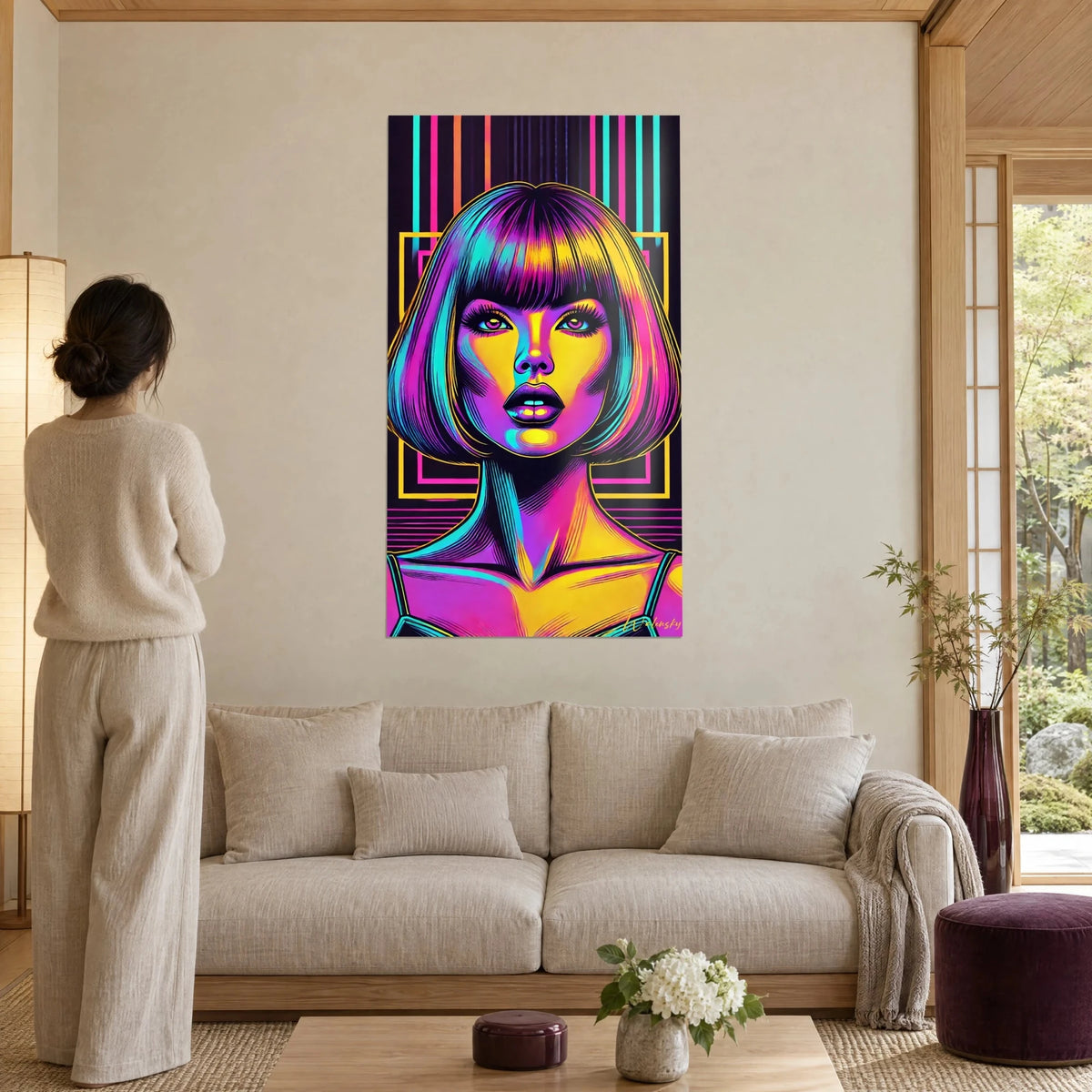 Schilderij pop-art portret van een vrouw met pony-bob, magenta en turquoise haar, zwarte achtergrond, boven een bank in een lichte woonkamer