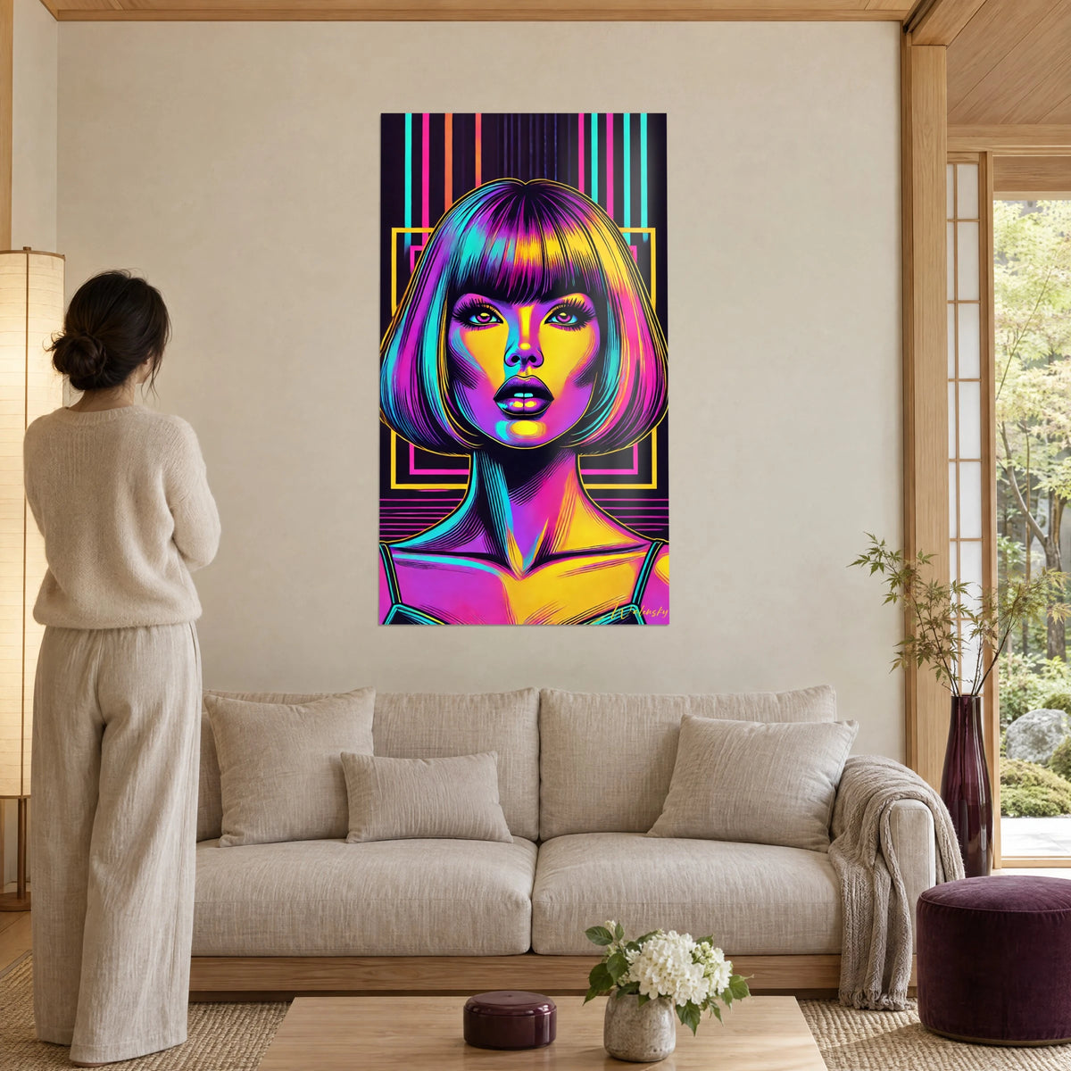 Quadro ritratto pop art di donna con caschetto frangiato, capelli magenta e turchesi, sfondo nero, appeso sopra un divano in un soggiorno luminoso