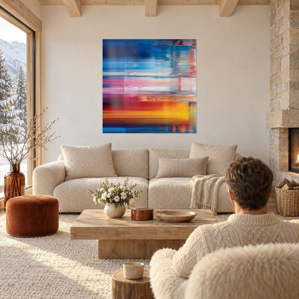 Tableau bandes horizontales bleu cobalt, rose et orange effet glitch, personne de dos, au-dessus d'un canapé dans un salon lumineux