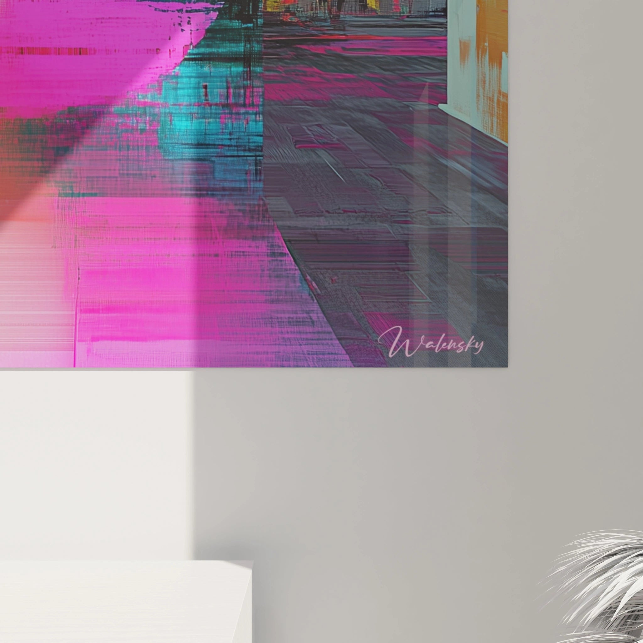 Un tableau glitch art aux couleurs intenses où des aplats de rose fluorescent, orange vif et bleu électrique se fragmentent et se superposent, créant un effet de mouvement dynamique sur fond de distorsions numériques texturées.
