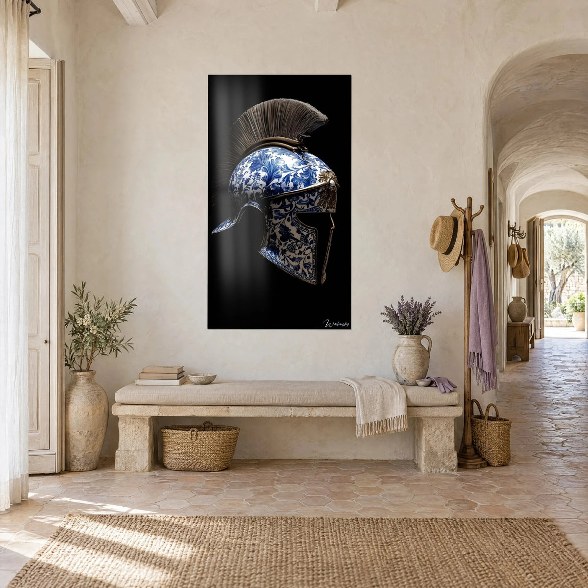 Gemälde Spartanischer Helm mit indigoblauen Arabesken auf Weiß, bronzefarbene Mähne, cremefarbene Wand eines provenzalischen Landhauses