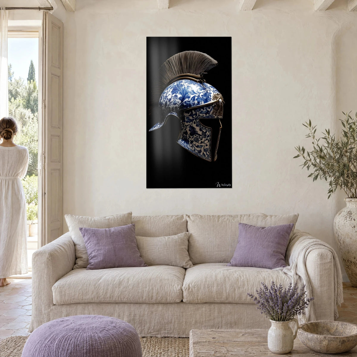 Gemälde Griechischer Helm aus blau-weißem Porzellan, bronzefarbener Helmbusch auf schwarzem Hintergrund, über einem Sofa in einem hellen Wohnzimmer