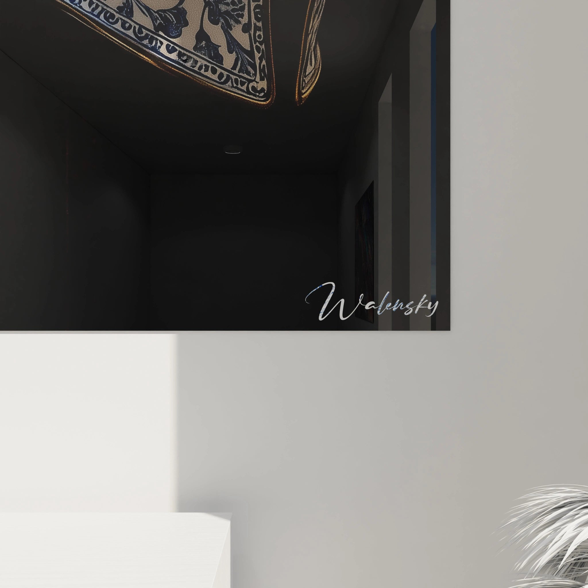 Un tableau casque corinthien illustrant l'alliance entre l'antiquité guerrière et l'art décoratif de la porcelaine. Le profil du casque se détache sur fond noir, révélant des motifs bleus finement travaillés sur surface blanche émaillée, encadrés par des éléments métalliques dorés et surmontés d'une imposante crête brune.

