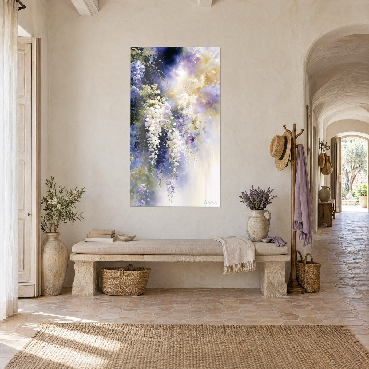 Schilderij waterval van ivoorkleurige bloemen op indigo en bleekgoud fond, opgehangen boven een stenen bank in een boerderij in de Provence
