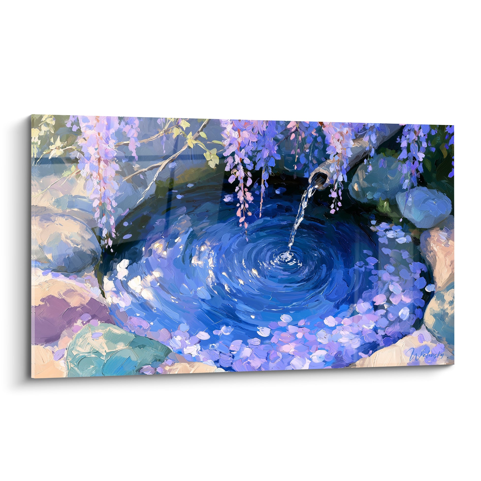 Bassin bleu profond et glycine violette en cascade au-dessus de l'eau ridée