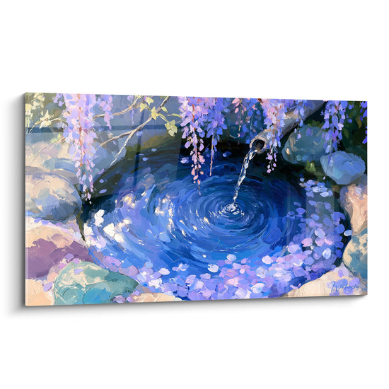 Bassin bleu profond et glycine violette en cascade au-dessus de l'eau ridée