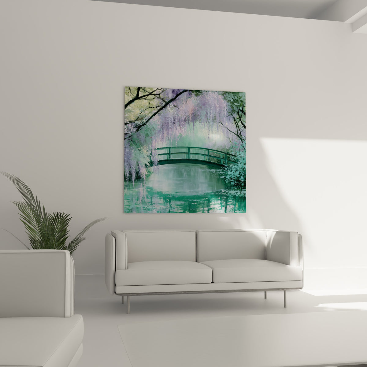 Bassin turquoise et fleurs lilas suspendues au-dessus d'un canapé dans un salon lumineux