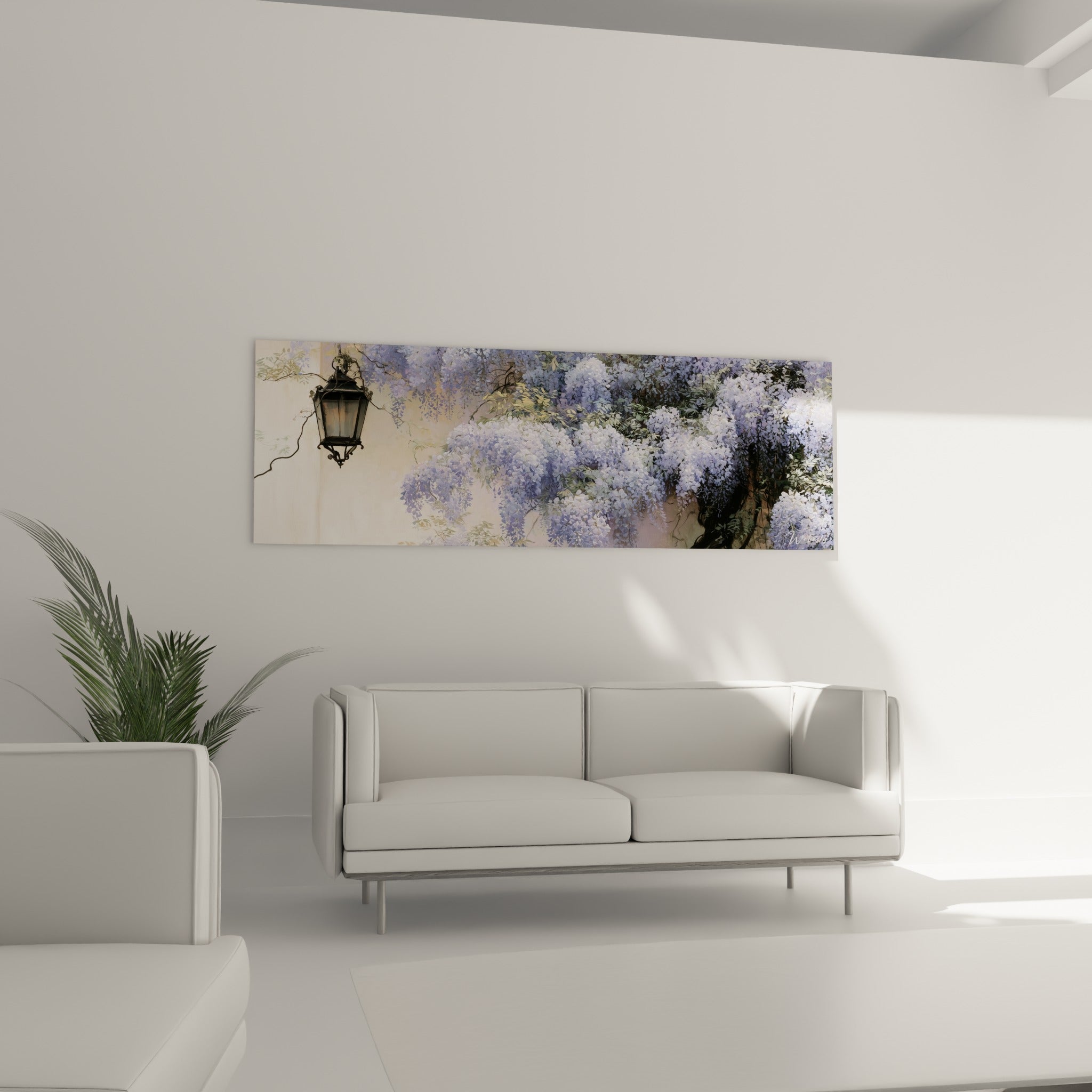 Fleurs de glycine mauve et beige avec lanterne noire au-dessus d'un canapé dans un salon lumineux