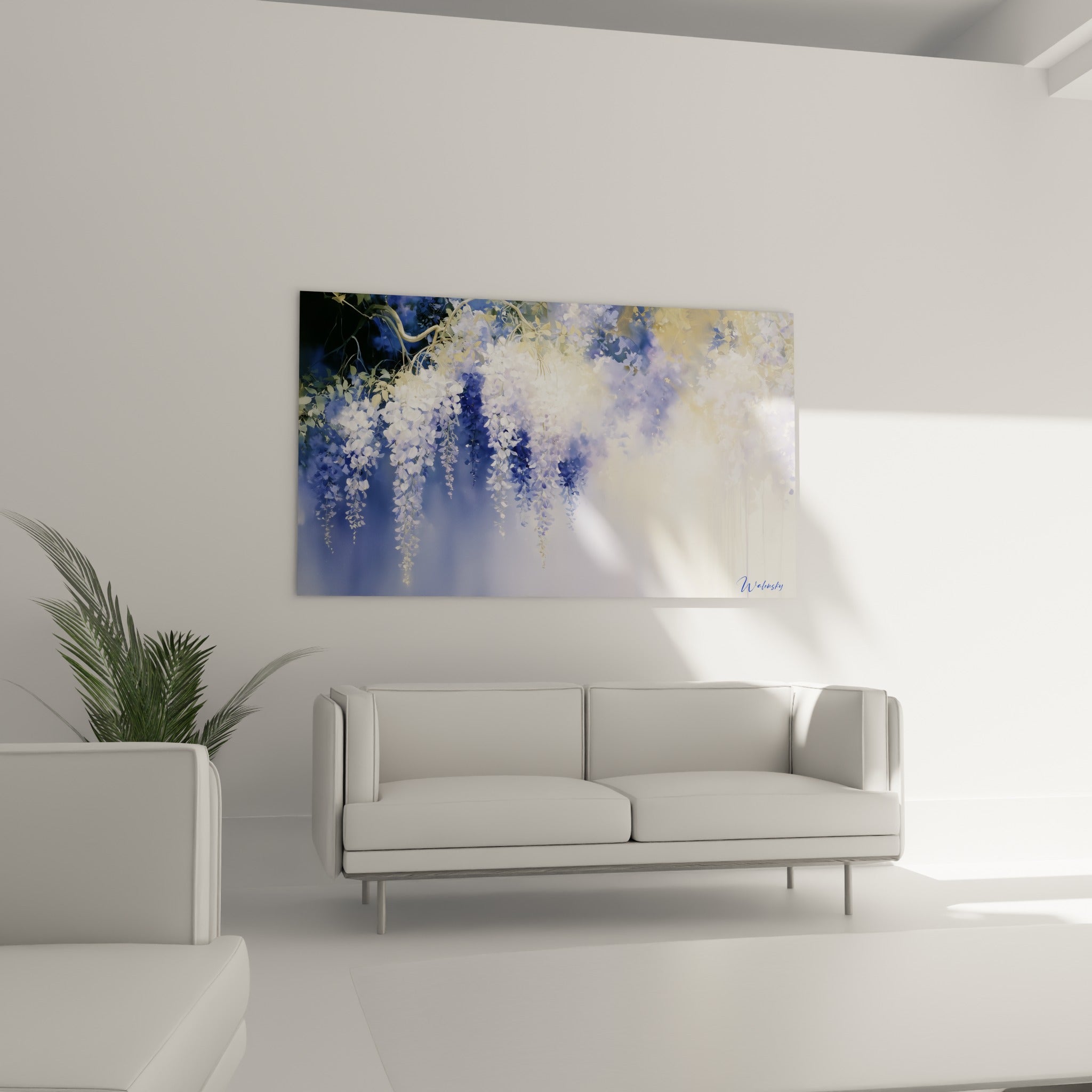 Glycine blanche et bleu pastel, branches fleuries placées au-dessus d'un canapé dans un salon lumineux