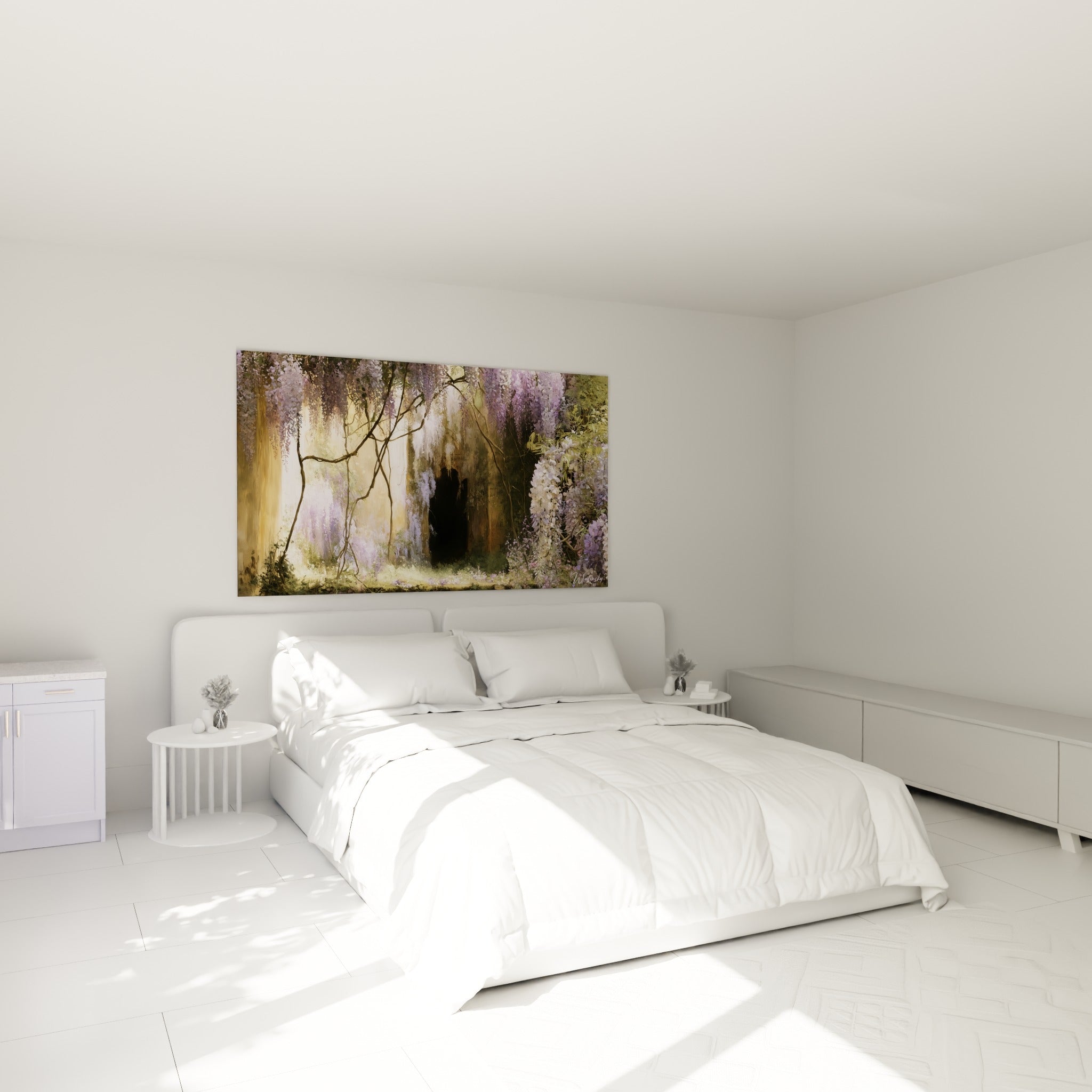 Grappes de glycine lilas et blanche devant un seuil sombre, au-dessus d'un lit dans une chambre claire