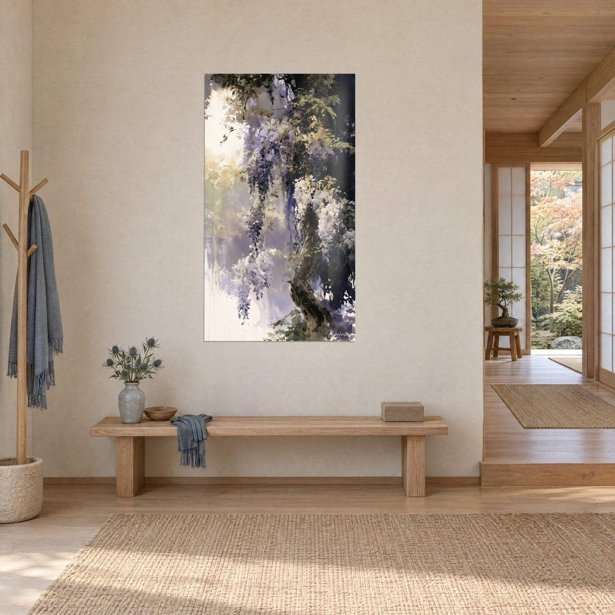 Quadro tronco nodoso di glicine con grappoli lilla pendenti, luce avorio e ocra a sinistra, vista di tre quarti in un ingresso japandi