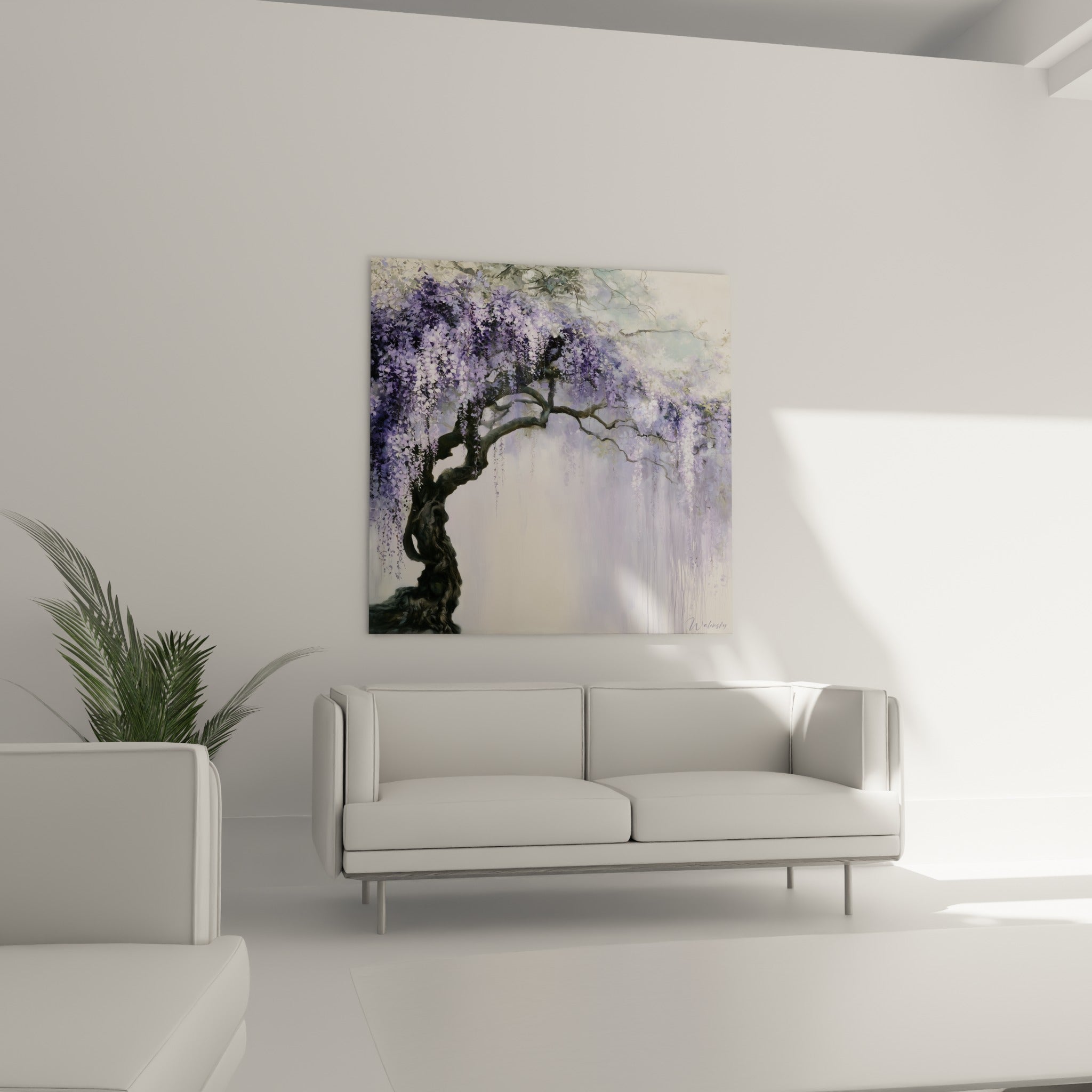 Fleurs de glycine mauve pâle et tronc sombre au-dessus d'un canapé dans un salon lumineux