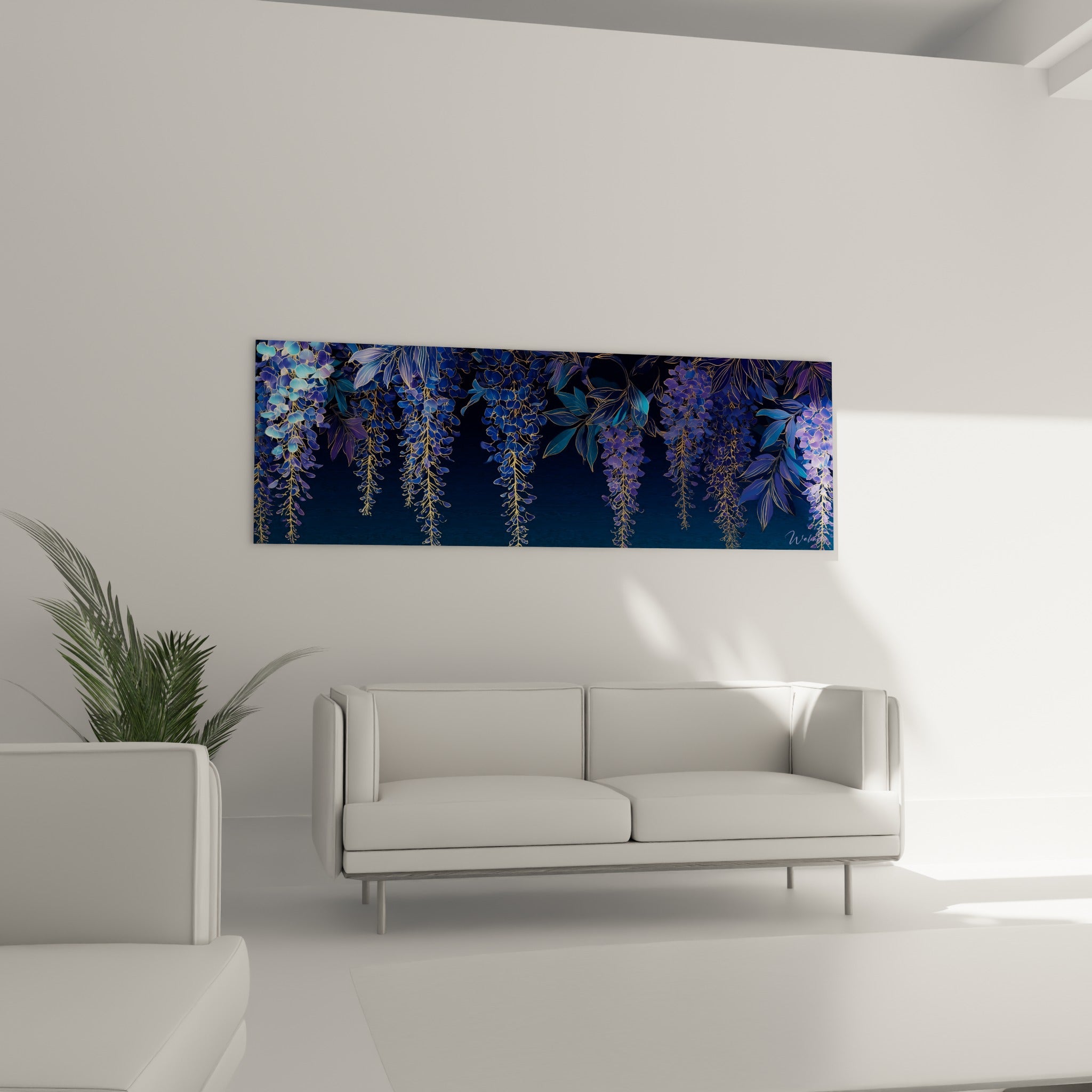 Fleurs de glycine violettes et bleu ciel au-dessus d'un canapé dans un salon lumineux