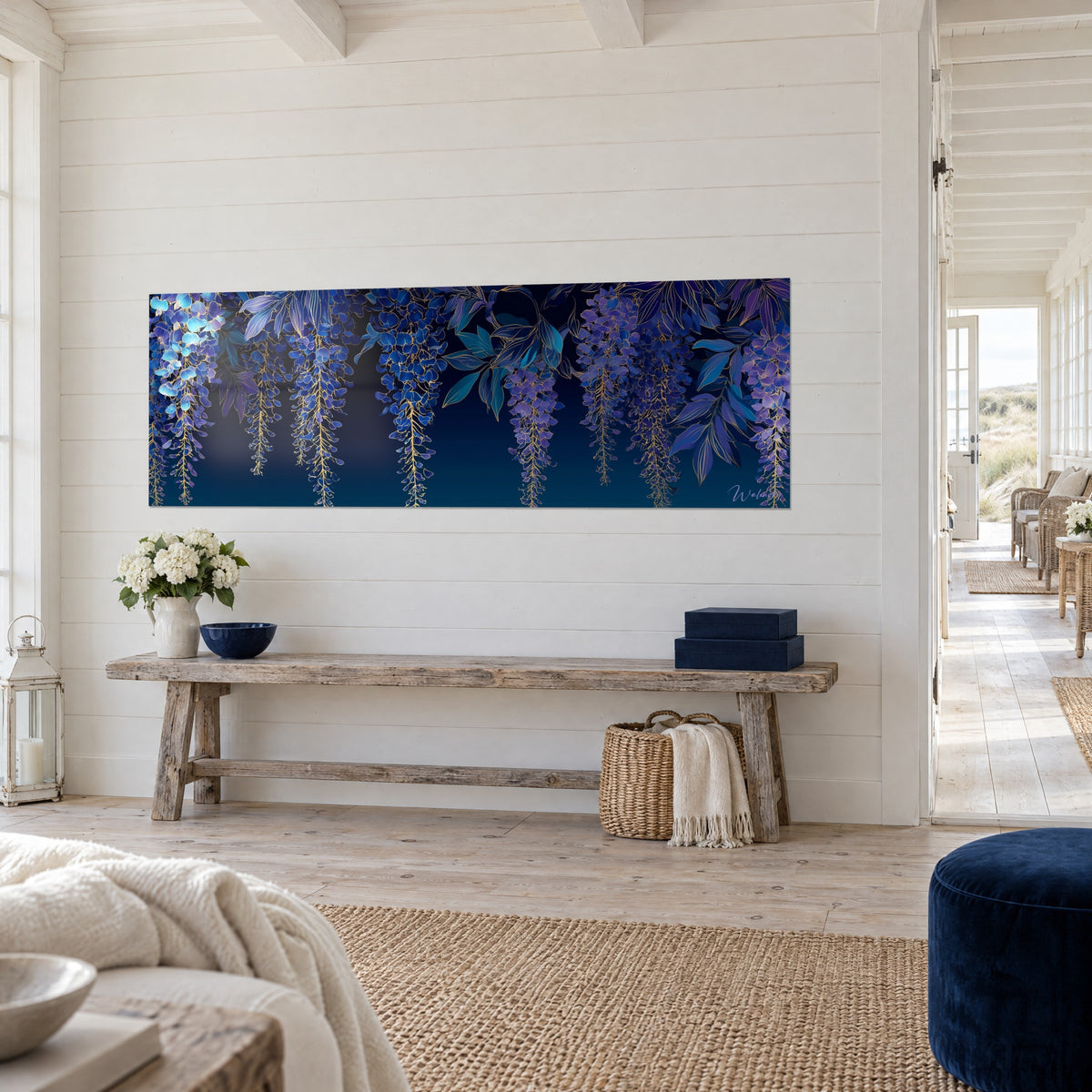Schilderij waterval van hangende bloemen in indigo en lila, turquoise bladeren met gouden randen, opgehangen boven een wit gekalkte houten bank