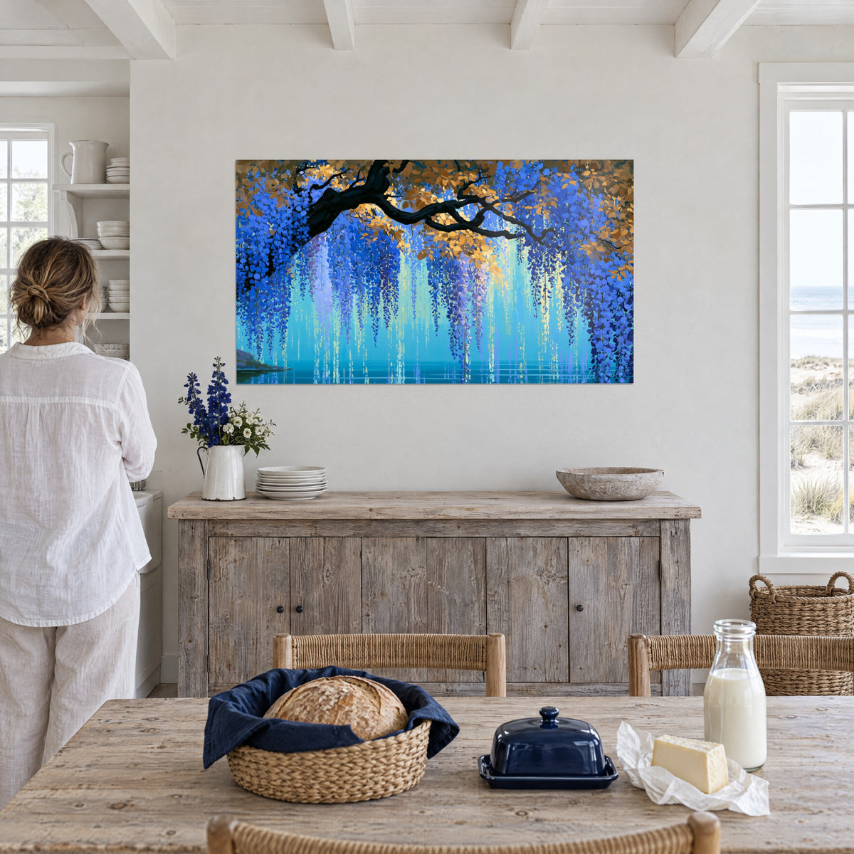 Schilderij donkere tak die doorbuigt onder ultramarijnblauwe trossen en gouden bladeren, turquoise weerspiegelingen, in een eetkamer in strandstijl