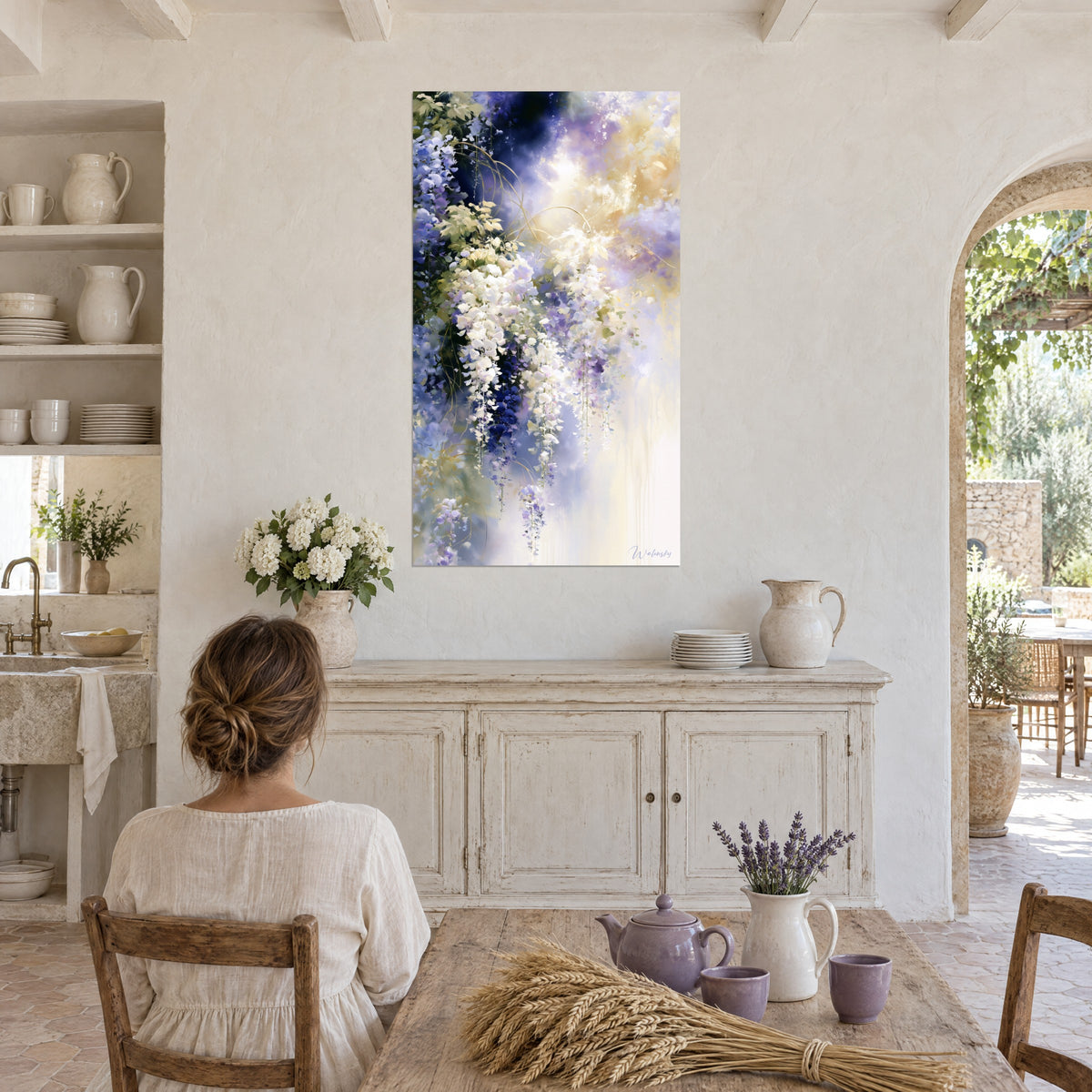 Schilderij aquarel van witte blauweregen en middernachtblauw, zachte gouden accenten, tegenover een vrouw aan tafel in een boerderij