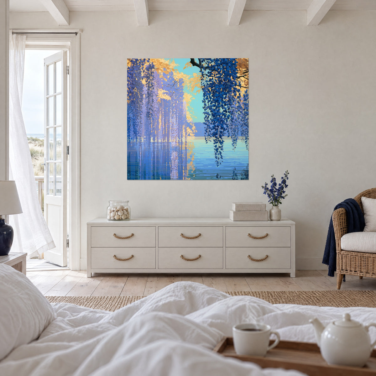 Schilderij gordijn van indigo en lavendelkleurige trossen onder okerkleurig gebladerte, boven een bed in een lichte slaapkamer