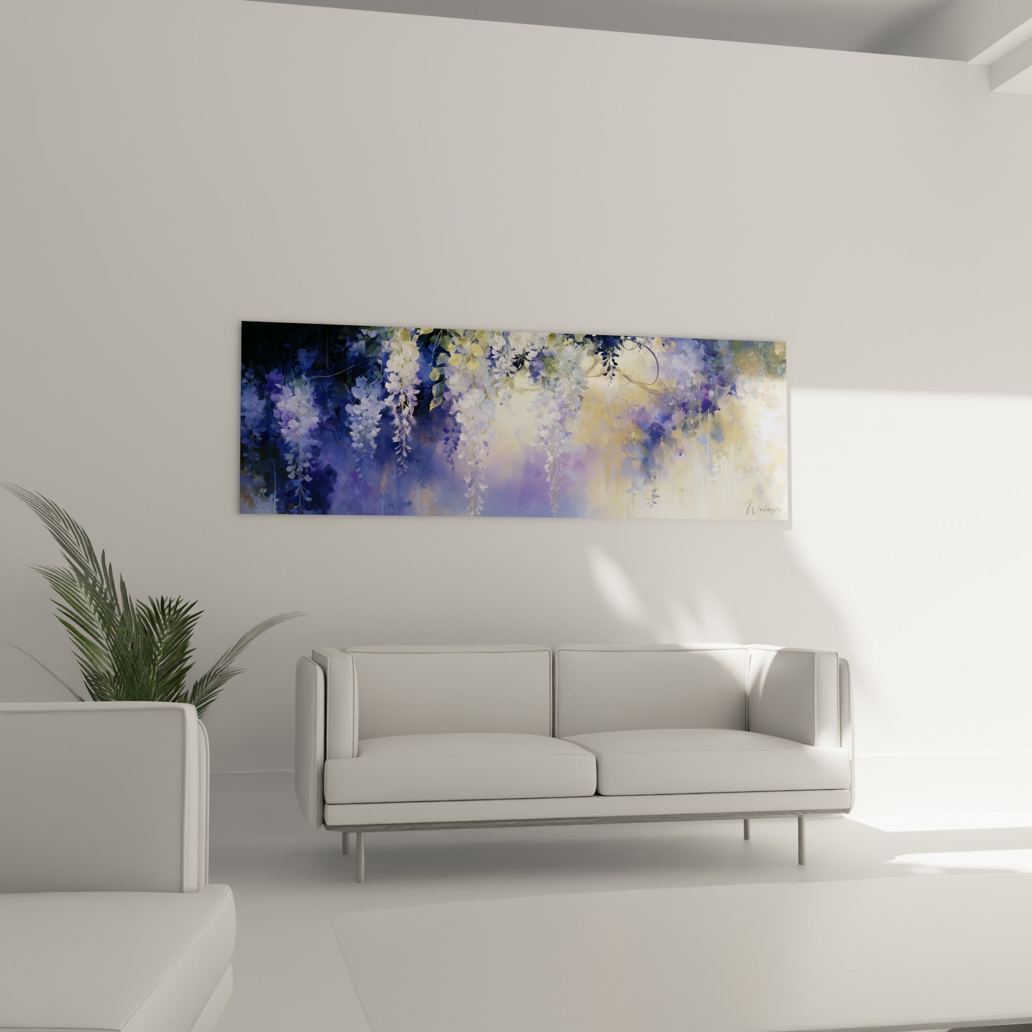 Cascade de glycine mauve et bleu marine accrochée au-dessus d'un canapé dans un salon lumineux