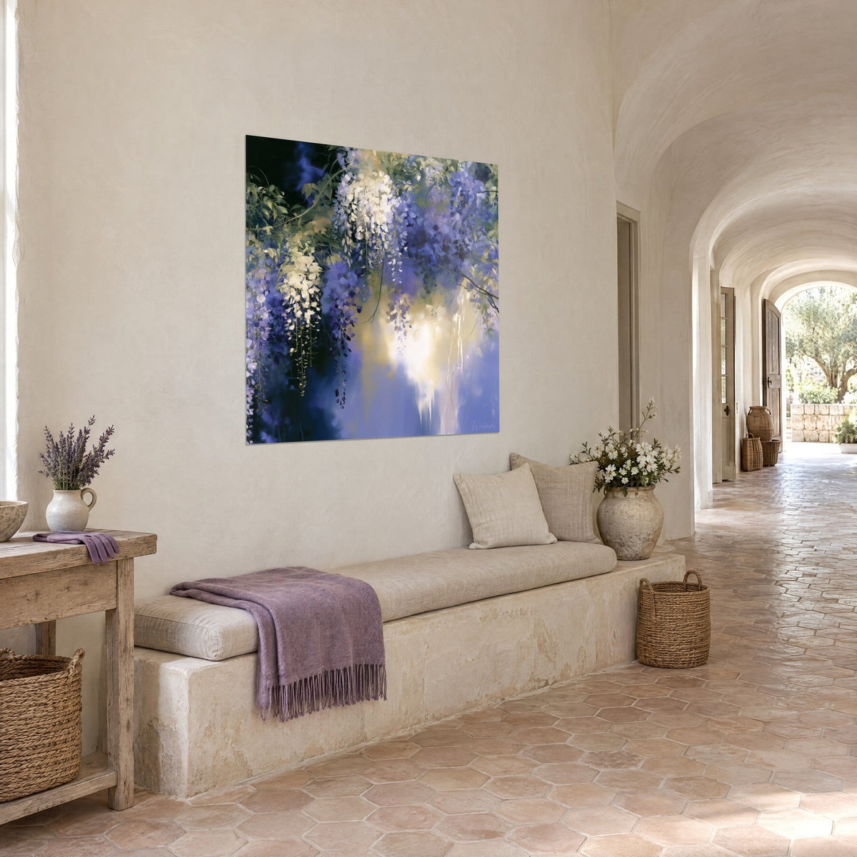 Quadro cascata di fiori lilla e avorio su fondo blu notte, alone giallo pallido, appeso alla parete di una galleria a volta di un mas provenzale