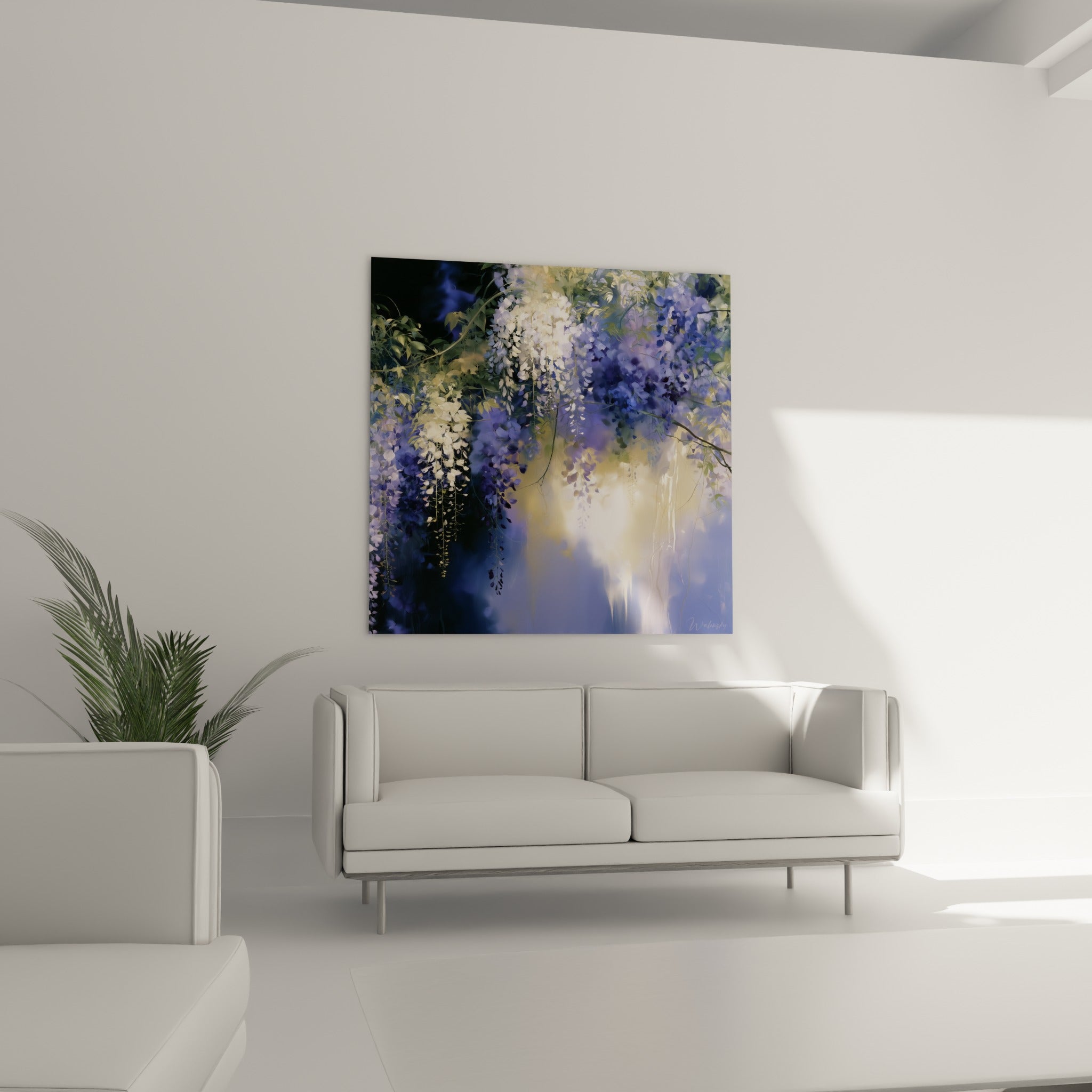 Fleurs de glycine bleu marine et blanches accrochées au-dessus d'un canapé dans un salon lumineux