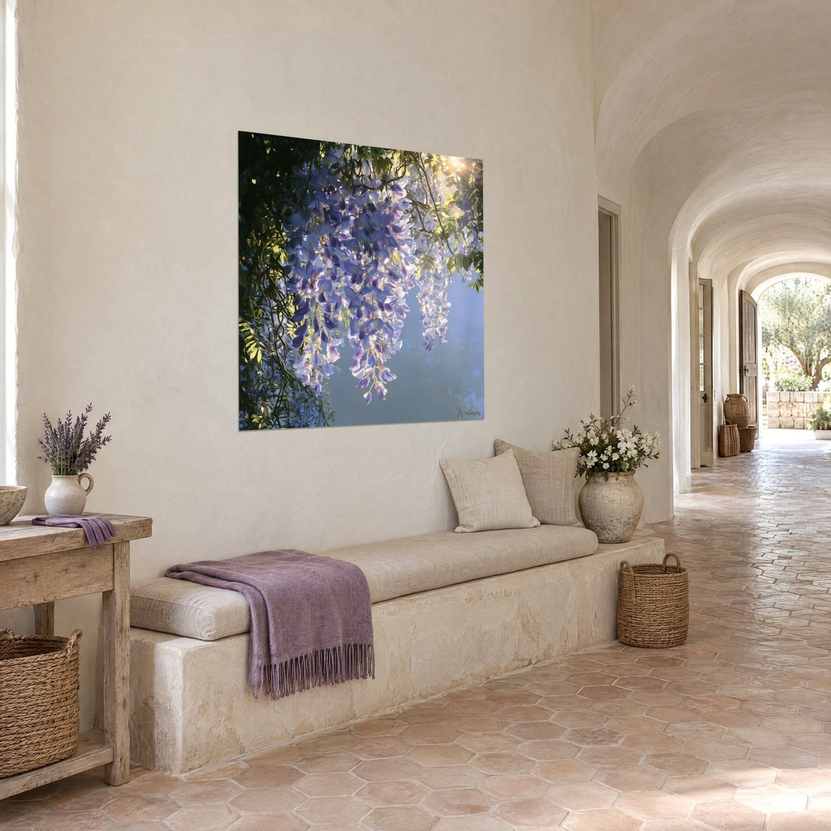 Quadro grappoli di fiori viola e bianchi sotto un raggio di sole dorato, foglie verdi, su un muro intonacato di un corridoio in pietra a volta