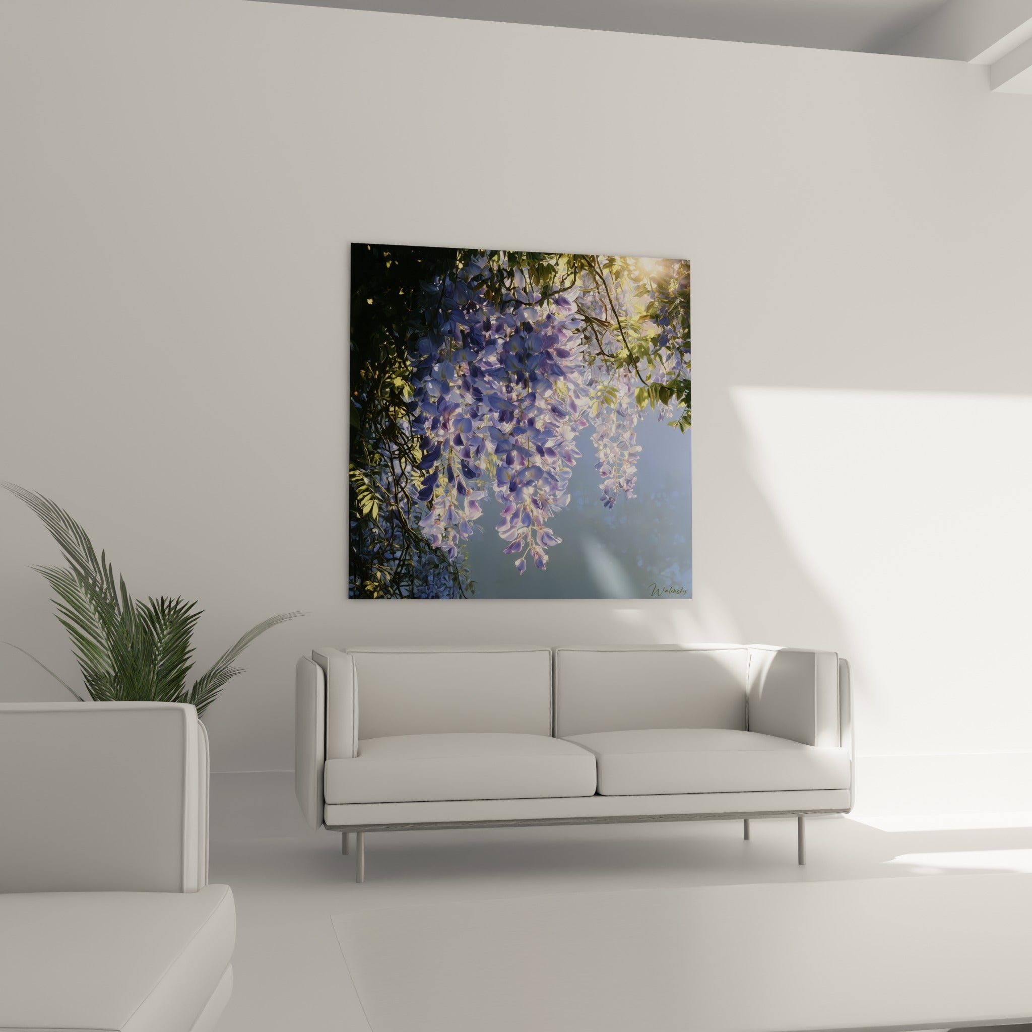 Cascade de glycine bleu mauve et feuillage doré accrochée au-dessus d'un canapé dans un salon lumineux