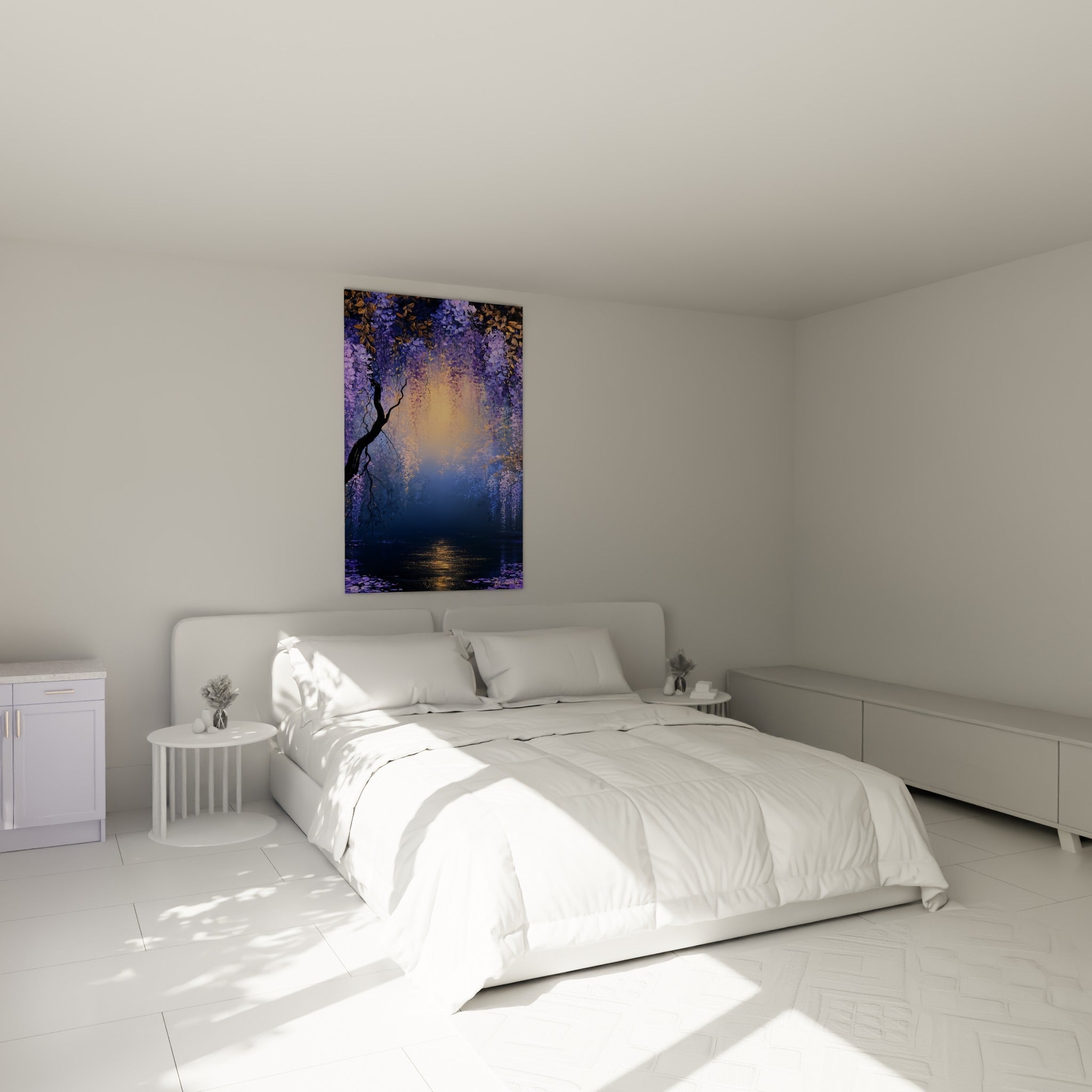 Grappes de glycine violette et reflets dorés surplombant un lit dans une chambre claire