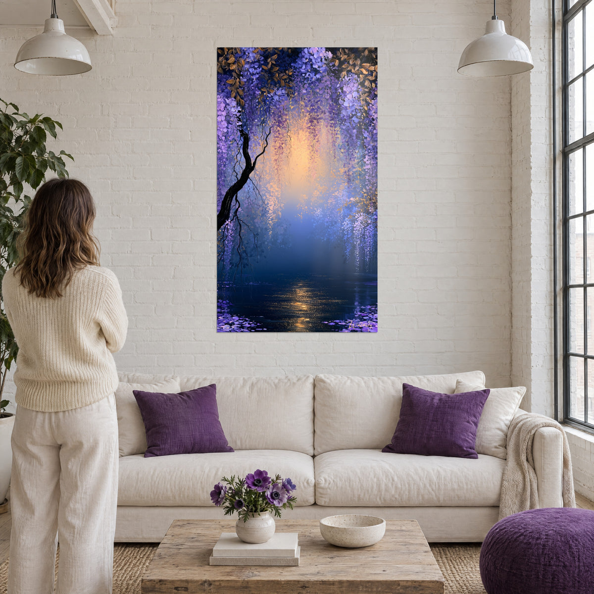 Schilderij violette blauwe regen in een waterval over een gouden gloed, verdraaide zwarte stam, boven een bank in een lichte woonkamer