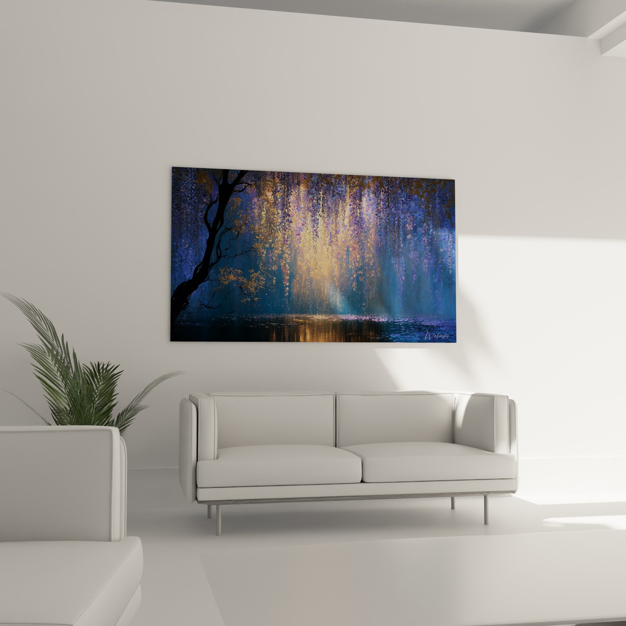 Cascade florale bleu nuit et or au-dessus d'un canapé dans un salon lumineux