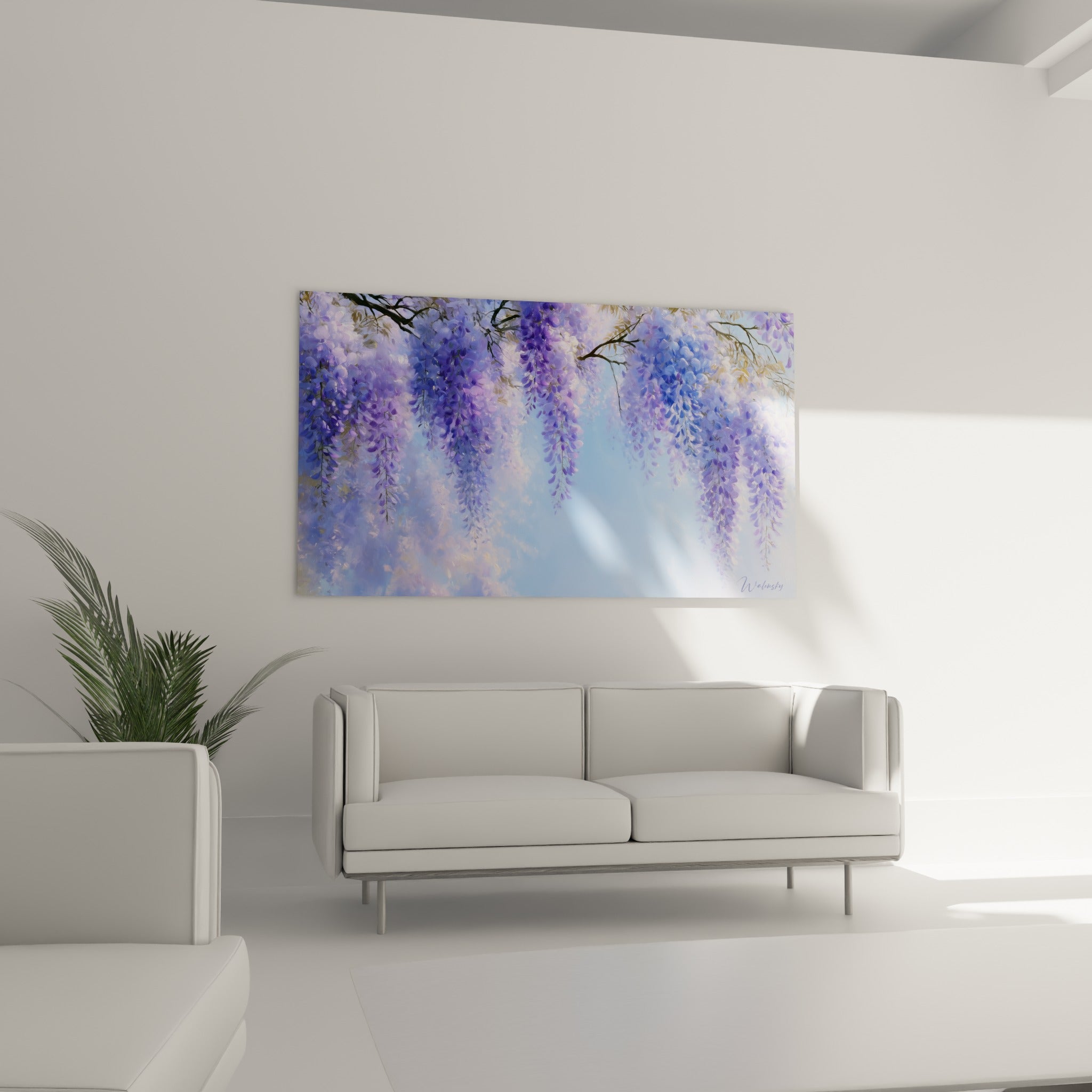 Fleurs de glycine bleu ciel et mauve au-dessus d'un canapé dans un salon lumineux