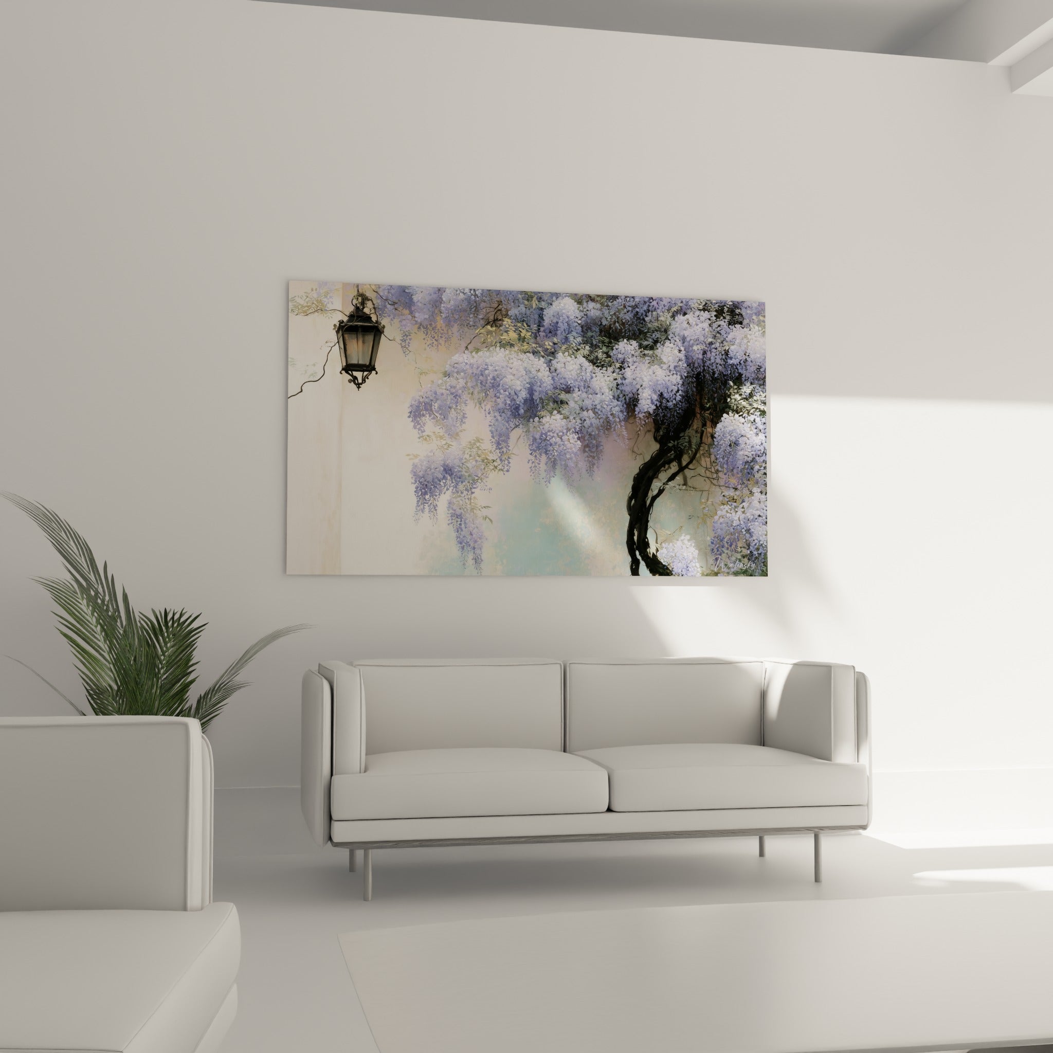 Fleurs de glycine mauve pâle et fond bleu poudré, au-dessus d'un canapé dans un salon lumineux