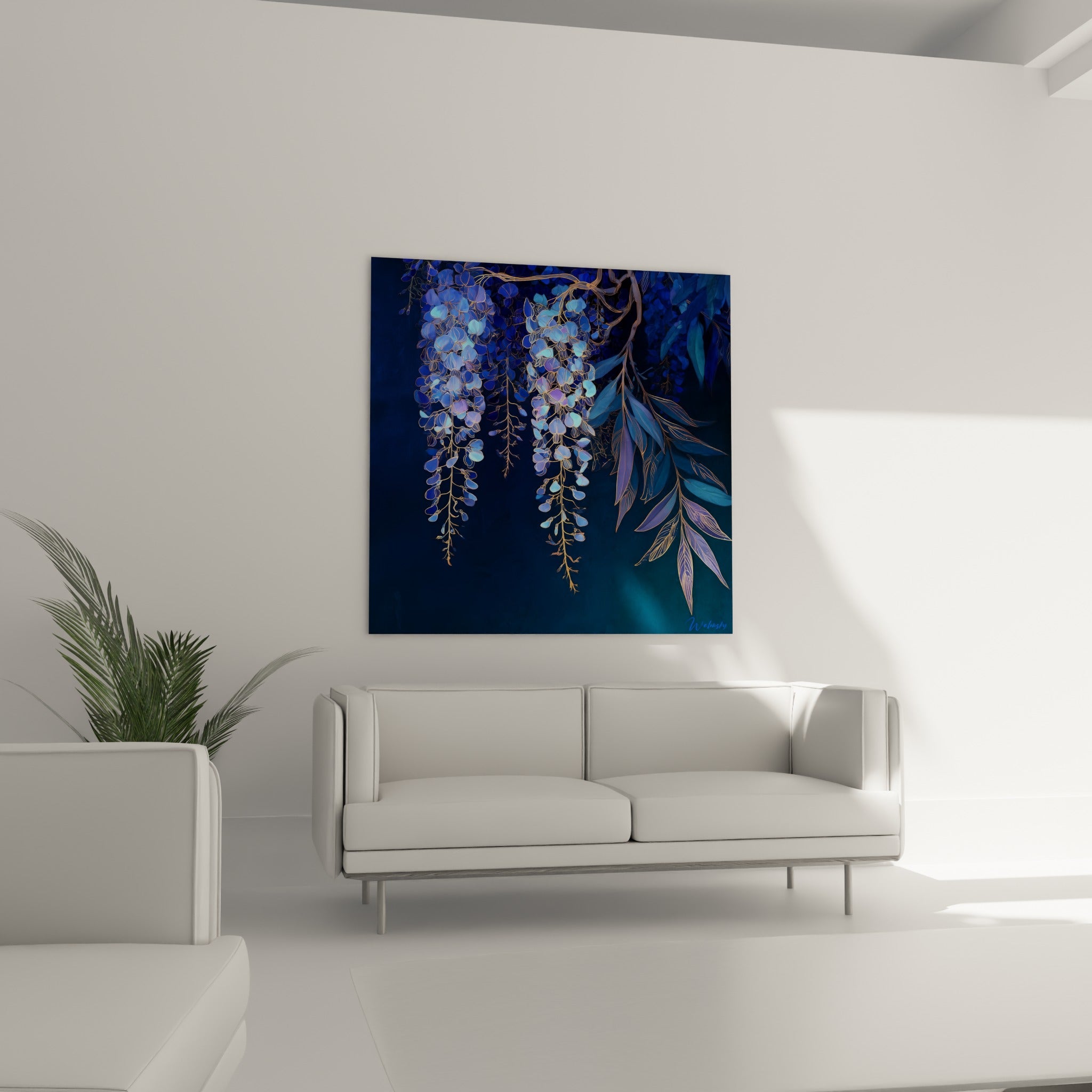 Fleurs de glycine bleu marine aux tiges dorées, positionnées au-dessus d'un canapé dans un salon lumineux